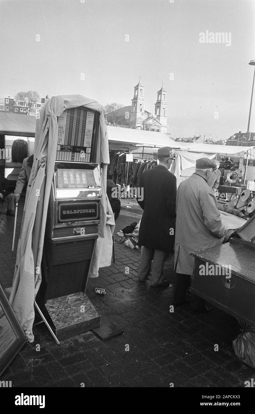 Bau einer neuen Gleisstrecke für die Linie 9 auf Waterlooplein; große Obstmaschine zum Verkauf Datum: 11. November 1976 Schlagwörter: Tramschienen Stockfoto