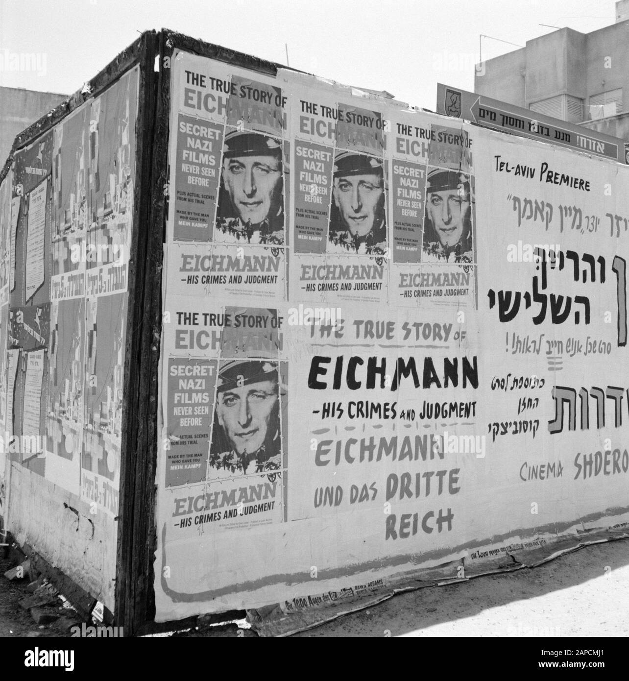 Israel 1964-1965: Tel Aviv, Karl Adolf Eichmann Beschreibung: Hinweise zur Verurteilung von Karl Adolf Eichmann Anmerkung: Karl Adolf Eichmann (1906-1962) war ein deutscher SS-Funktionär im Dritten Reich und Einer der Hauptverantwortlichen für den Massenmord an den Juden Datum: 1964 Ort: Israel, Tel Aviv Schlüsselwörter: Plakate, jüdische Religion, Straßenplastiken Personenname: Eichmann, Adolf Stockfoto