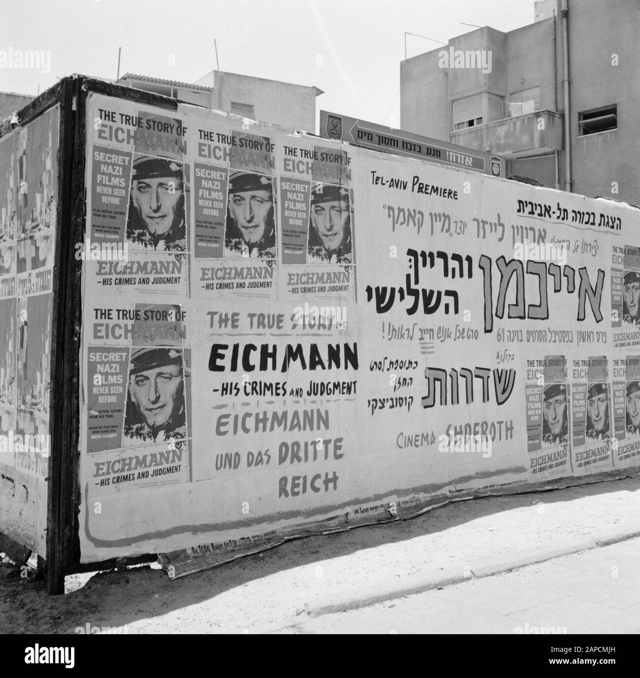 Israel 1964-1965: Tel Aviv, Karl Adolf Eichmann Beschreibung: Hinweise zur Verurteilung von Karl Adolf Eichmann Anmerkung: Karl Adolf Eichmann (1906-1962) war ein deutscher SS-Funktionär im Dritten Reich und Einer der Hauptverantwortlichen für den Massenmord an den Juden Datum: 1964 Ort: Israel, Tel Aviv Schlüsselwörter: Plakate, jüdische Religion, Straßenplastiken Personenname: Eichmann, Adolf Stockfoto