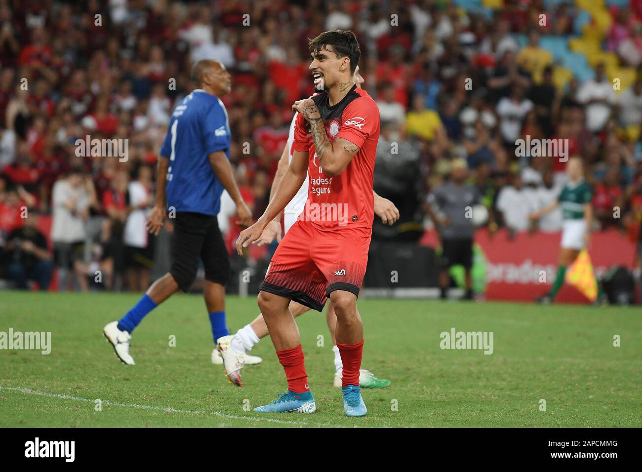 Rio de Janeiro, Brasilien, 28. Dezember 2019. Fußballspieler Lucas Paqueta feiert sein Tor im festlichen Spiel der Stars auf der Maracanã st Stockfoto