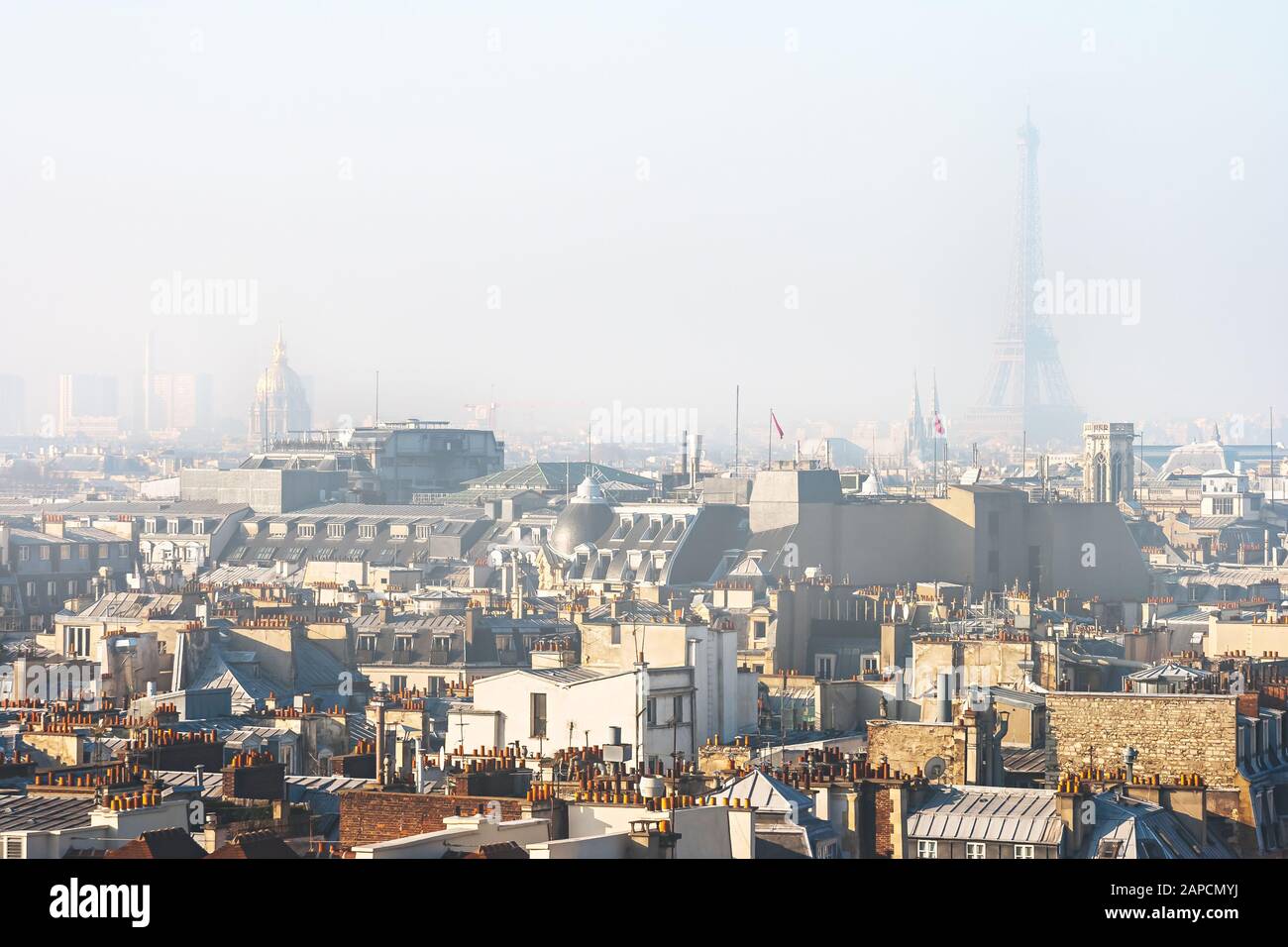 Blick auf den zentralen Teil von Paris (Frankreich) in Smog mit dem Eiffelturm im Hintergrund Stockfoto