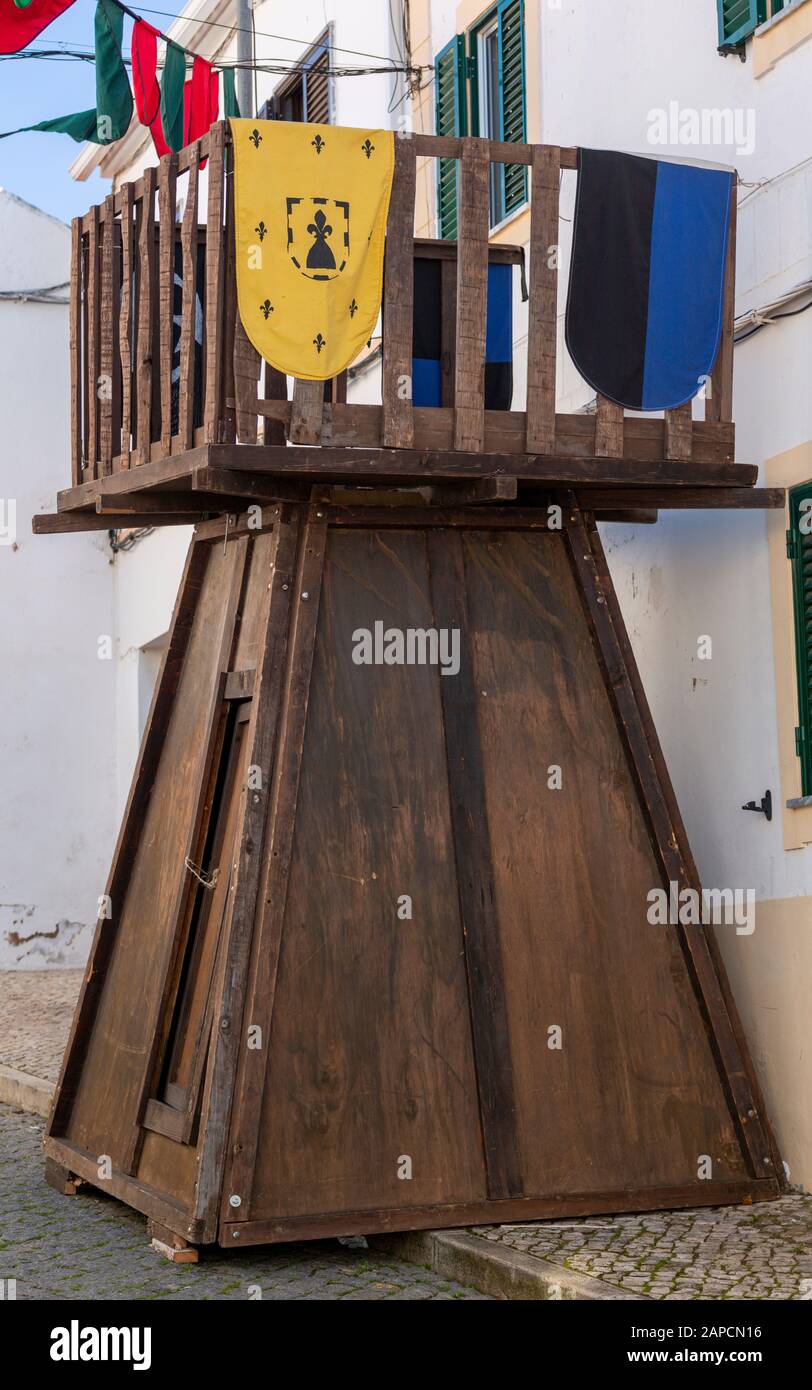 Padierne, PORTUGAL - 1. Januar 2020: Mittelalterlichen Holzturm in einem mittelalterlichen fest. Stockfoto