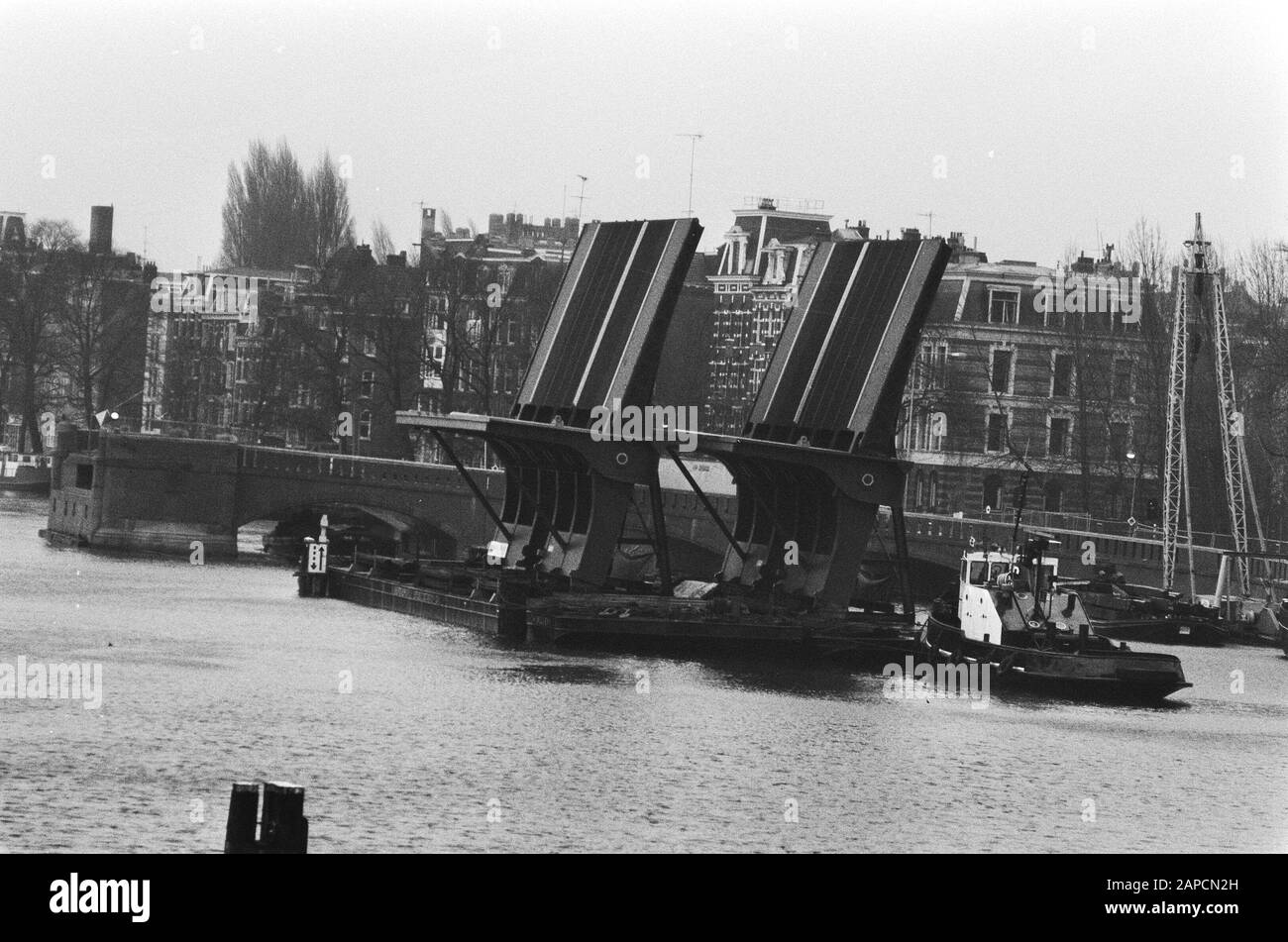 Lieferung von beweglichen Stahlbrückenteilen für die Nieuwe Amstel Brücke über die Amstel Datum: 18. Januar 1986 Standort: Amsterdam, Noord-Holland Schlüsselwörter: Amstel, Brücken Stockfoto