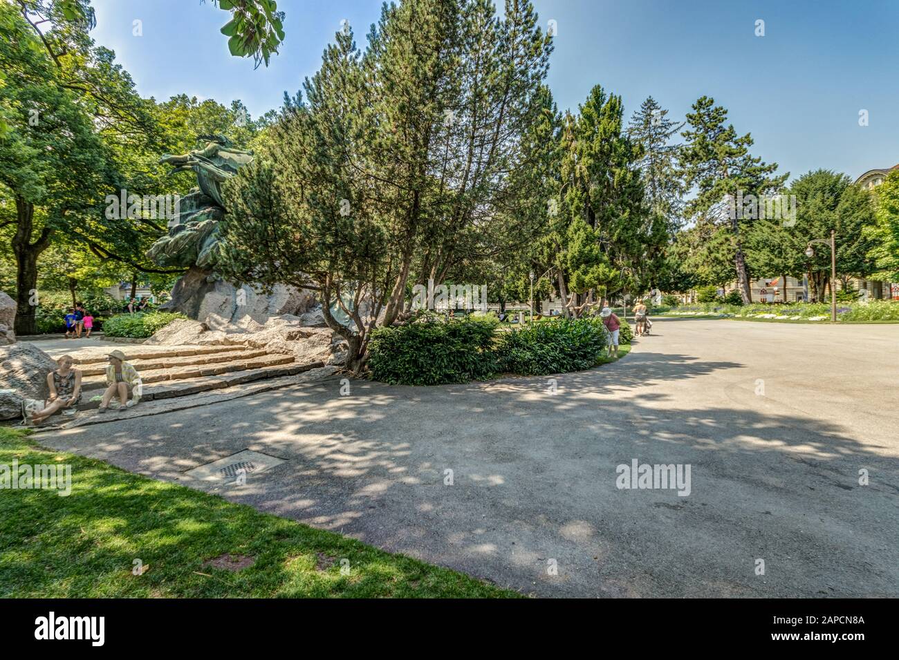 Bern, Schweiz - 26. Juli 2019: Panoramaaussicht am sonnigen Sommertag. Universalpostdenkmal im Stadtpark kleine Schanze. Stockfoto