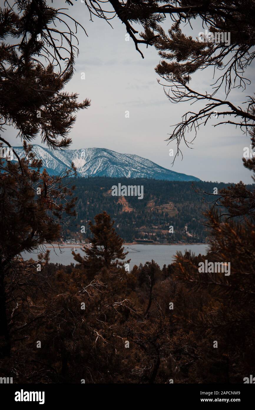 Blick auf den Big Bear See ohne Menschen in Kalifornien, USA Stockfoto