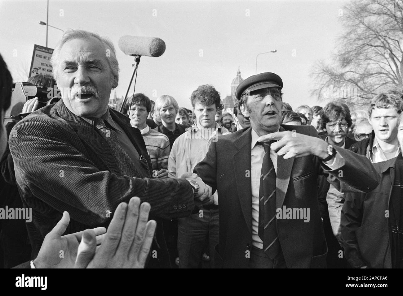 ABVA/KABO-Vorsitzender Jaap van der Scheur besucht Staker Postdistrikt Amsterdam Beschreibung: ABVA/KABO-Vorsitzender Jaap van der Scheur besucht die Streikenden Datum: 7. November 1983 Ort: Amsterdam, Noord-Holland Schlüsselwörter: Beamte, Lohn- und Preispolitik, Postsektor, Streiks, Gewerkschaften, Vorsitzende persönlicher Name: Tear, Jaap van de Stockfoto