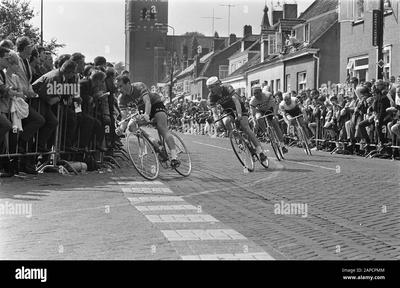Acht von Chaam. Vor Jan Janssen. Janssen ermutigt durch die öffentliche Nummer 14 Datum: 24. Juli 1968 Ort: Chaam Keywords: Tributions, Radsport Stockfoto