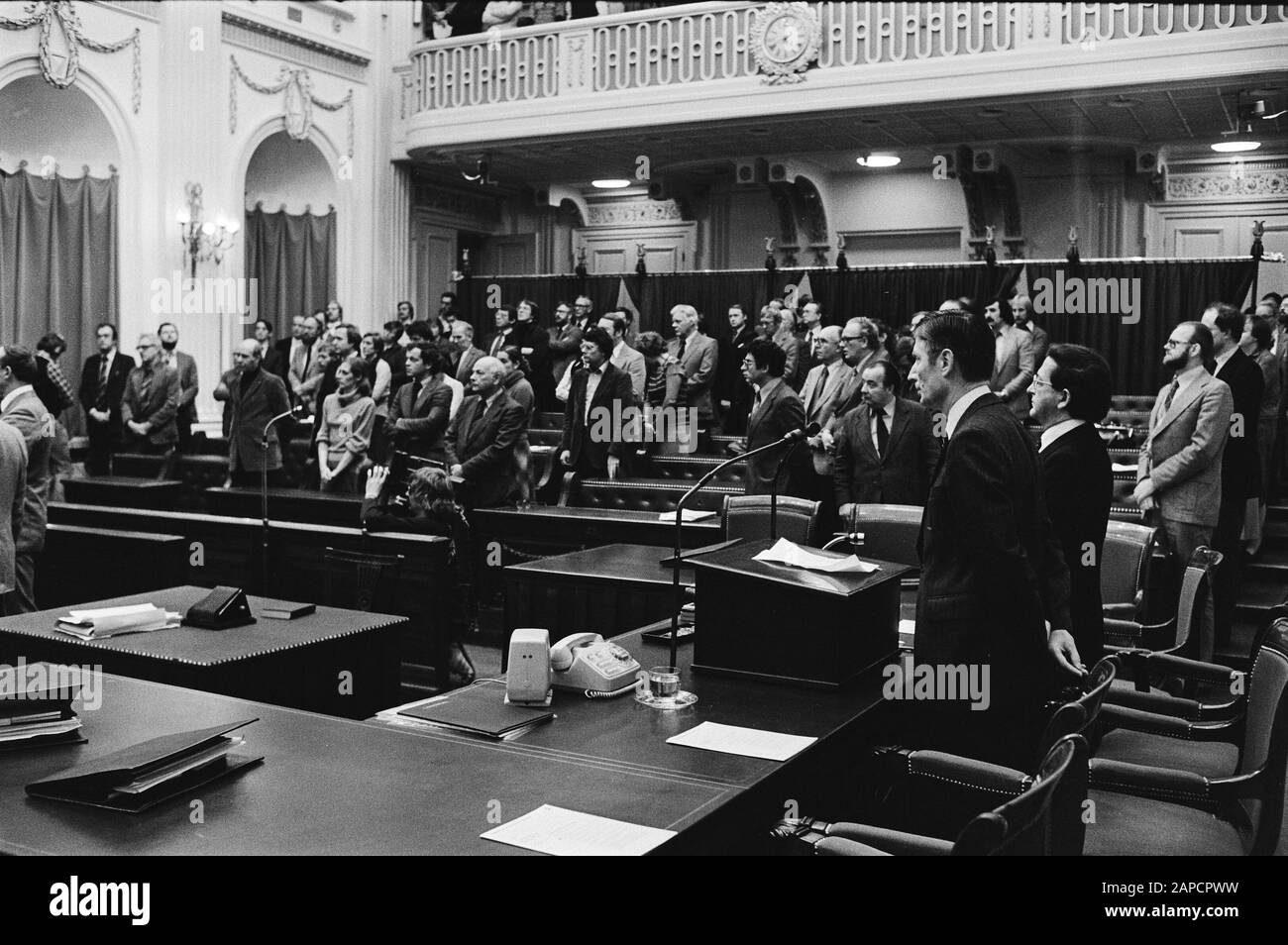 Zweite Kammer, Gedenken an die verstorbene Präsidentin Anne Vondeling Beschreibung: Hinter dem Regierungstisch (vorne rechts) Ministerpräsident von Agt und Minister Pais (Bildung und Wissenschaft), im Hintergrund die PvdA-Fraktion Datum: 22. November 1979 Ort: Den Haag/Zuid-Holland Schlüsselwörter: Gedenkfeiern, Minister, Premierminister, Parlamentarier persönlicher Name: AGT, Dries van, Pais, Arie Institution Name: House Stockfoto