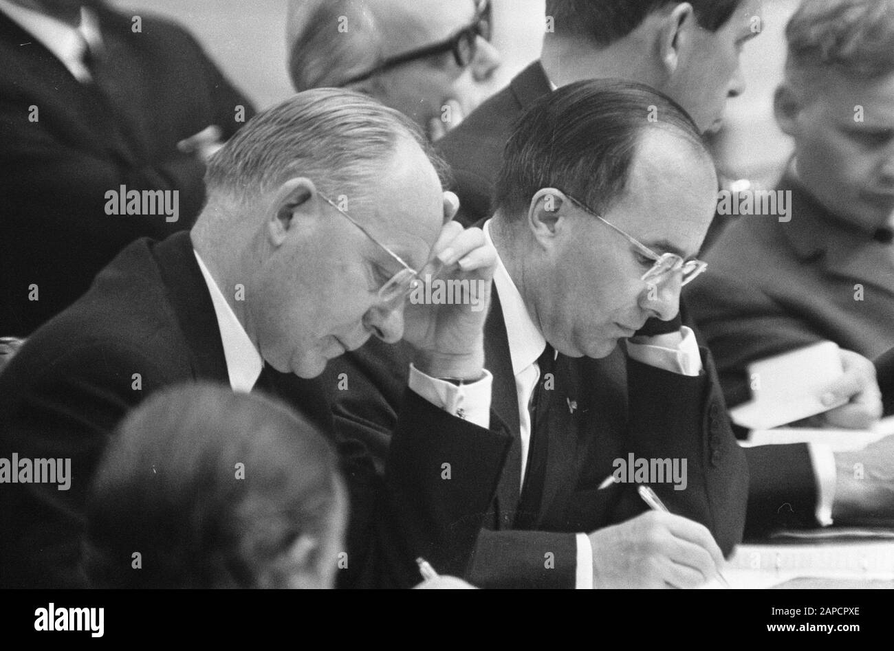 Das Repräsentantenhaus befasst sich mit der Haushaltsbeschreibung: Hinter dem Regierungstisch Ministerin Anne Vondeling (PvdA) und Premierminister Jo Cals (KVP) Datum: 11. Oktober 1966 Ort: Den Haag, Zuid-Holland Stichwörter: Minister, Ministerpräsidenten, Regierungsbudgets, Parlamentsdebatten, politischer Personenname: CALs, J.M. l.Th., Vondeling, Anne Stockfoto