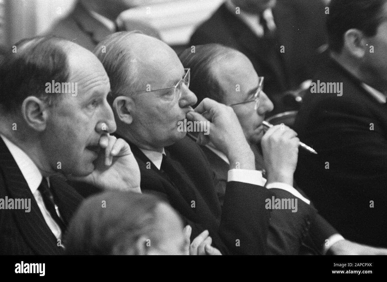 Das Repräsentantenhaus befasst sich mit der Haushaltsbeschreibung: Hinter dem Regierungstisch von Ministerin Joseph Luns (KVP) Ministerin Anne Vondeling (PvdA) und Premierminister Jo Cals (KVP) Datum: 11. Oktober 1966 Ort: Den Haag, South Holland Schlüsselwörter: Minister, Ministerpräsidenten, Regierungsbudgets, Parlamentsdebatten, Name der politischen Person: CALs, J.M. l.Th., Luns, Joseph, Vondeling, Anne Stockfoto