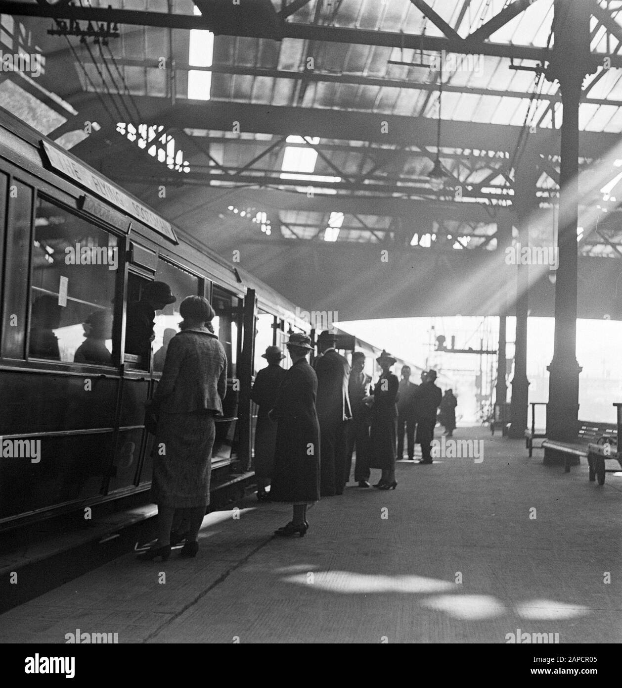 Schottland - Bahnhof Edinburgh Waverley Beschreibung: Tragglers auf dem Bahnsteig des Waverley Station Annotation: Zwischen 1870 und 1965 gab es zwei große Stationen in Betrieb mehrerer Eisenbahngesellschaften: Waverley (North British Rail) und Princes Street (Caladonian Railway). Waverley war der Hauptteil und existiert noch, Princes Street nicht mehr Datum: 1934 Standort: Edinburgh, Großbritannien Schlüsselwörter: Reisende, Stationen, Züge Stockfoto