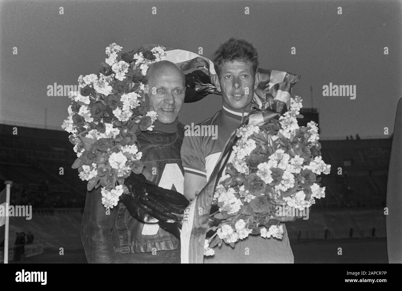 Verfolgung für Profis 5 km im Olympiastadion, Sieger H. Tube mit Schrittmacher De Graaf hinter großen Motorrädern Datum: 7. Juni 1963 Schlagwörter: Mtoren, Profis, Sieger, Verfolger persönlicher Name: Tube H. Name Der Institution: Olympiastadion Stockfoto