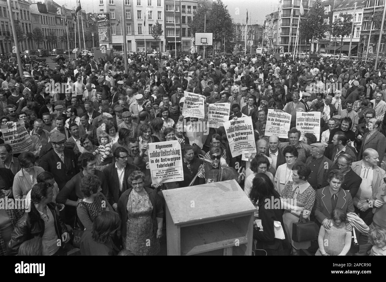 Achte Woche Hafenstreik in Antwerpen, markante Hafenarbeiter während der Demonstrativversammlung am St. Jacobsplein Datum: 25. Mai 1973 Ort: Antwerpen Schlagwörter: Haarworkers, Treffen, Hafenstreicher Stockfoto