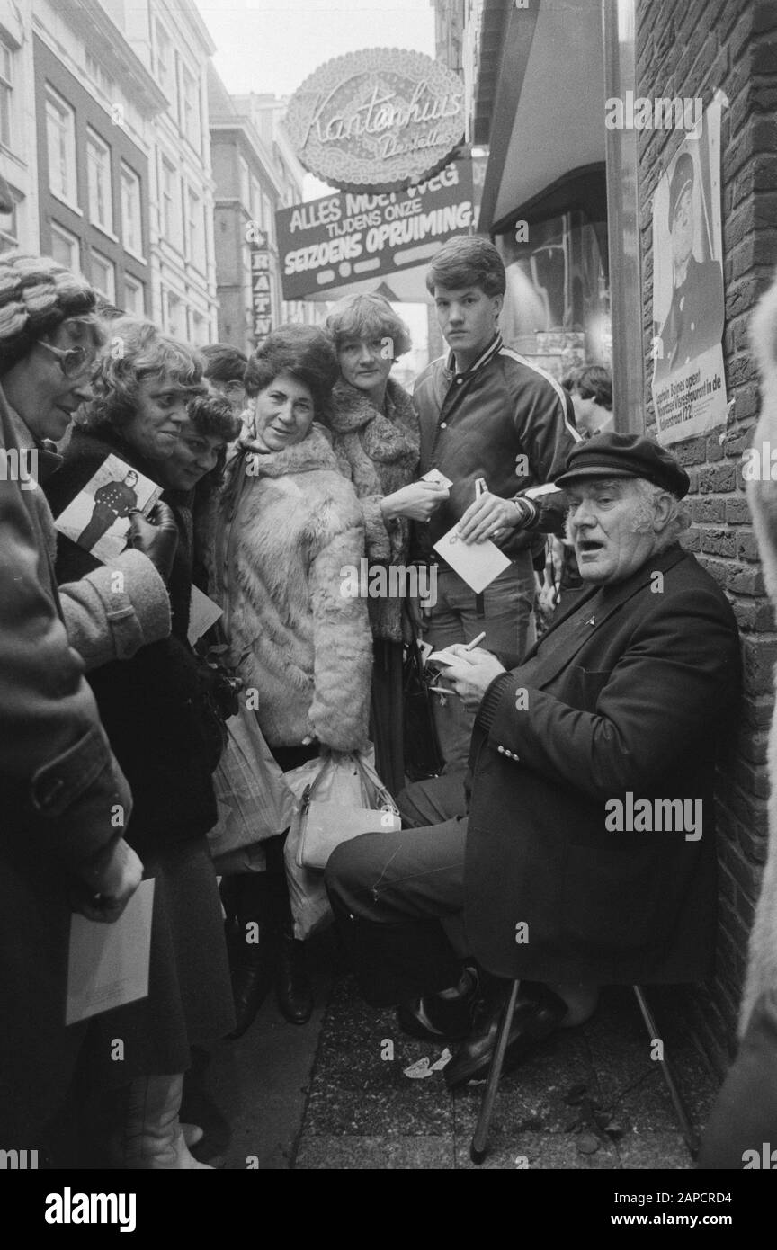 Schauspieler Howard lang in seiner Rolle als Kapitän Baines aus der Fernsehserie Onedine Line verteilt Unterschriften in der Kalverstraat nach Eröffnung eines Restaurants Datum: 20. Januar 1981 Standort: Amsterdam, Kalverstraat, Noord-Holland Schlüsselwörter: Schauspieler, Fans, Unterschriften, Restaurants persönlicher Name: Lang, Howard Stockfoto