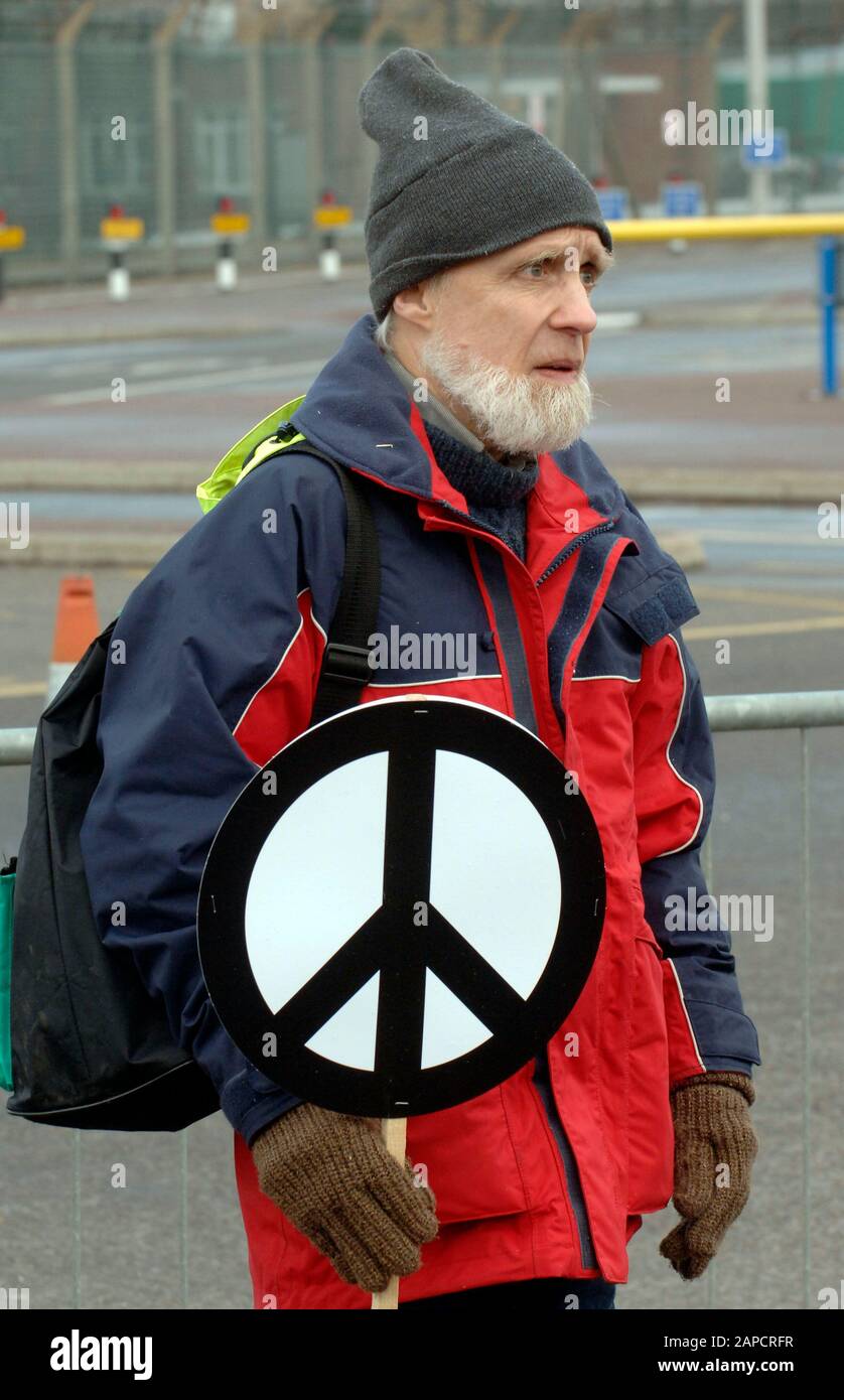 Demonstranten, die die Kampagne für nukleare Abrüstung protestieren, haben an Ostern 2008 in der Atomwaffenforschungsanstalt Aldermaston protestiert. Das 50-jährige Jubiläum der Veranstaltung war mit dem Protest "Bombe Stoppt Hier" gekennzeichnet, an dem Vivienne Westwood und CND-präsident Walter Wolfgang 50 Jahre nach dem ersten aldermaston-marsch teilnahmen. Stockfoto