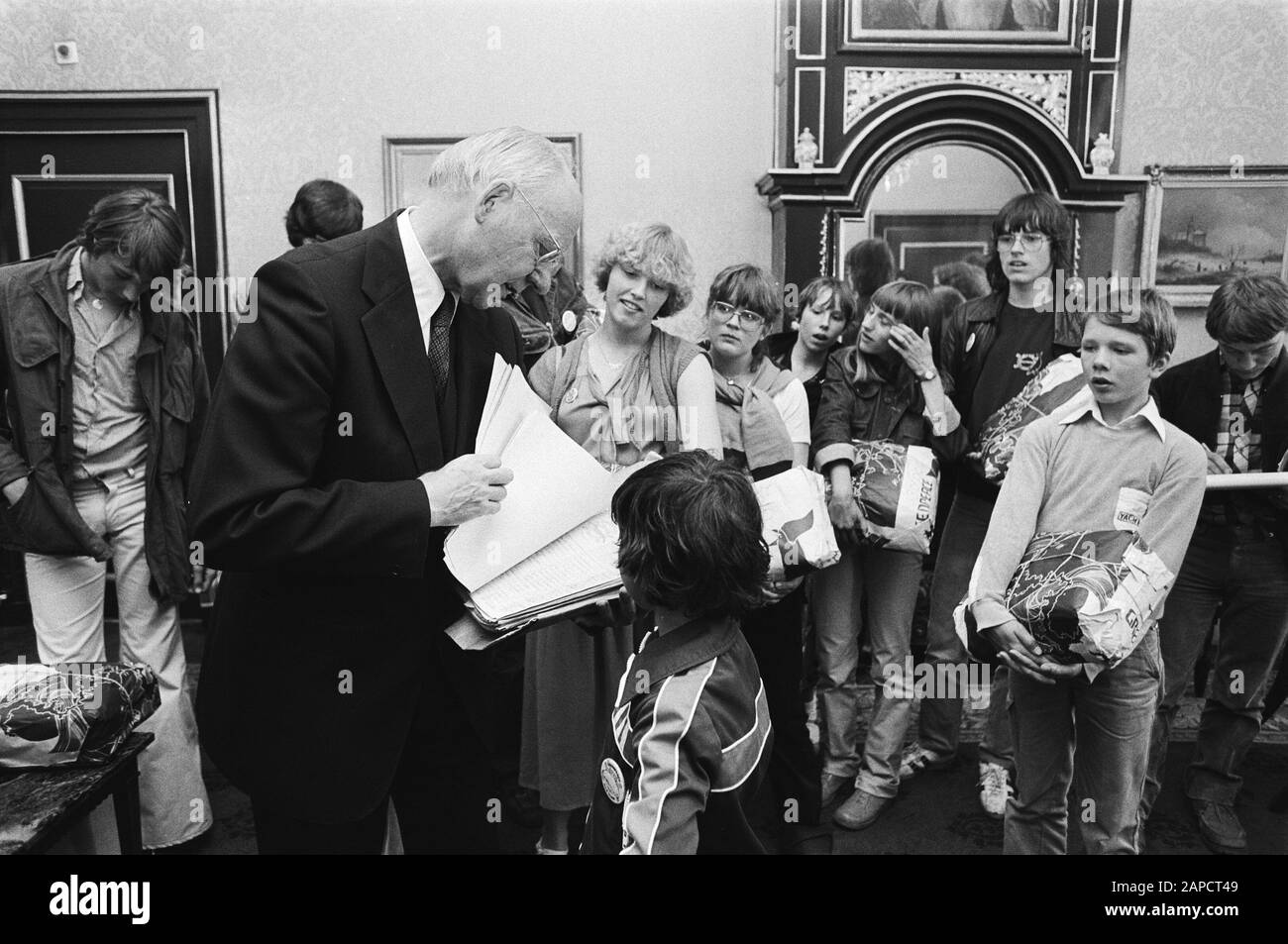 Aktion von Greenpeace gegen den Walfang, bei dem Kinder eine Petition mit Unterschriften an Präsident Vondeling Datum: 29. Mai 1979 Schlüsselwörter: Aktionen, Unterschriften, Kinder, Petitionen, Proteste, Vorsitzende Personenname: Vondeling, Anne Stockfoto
