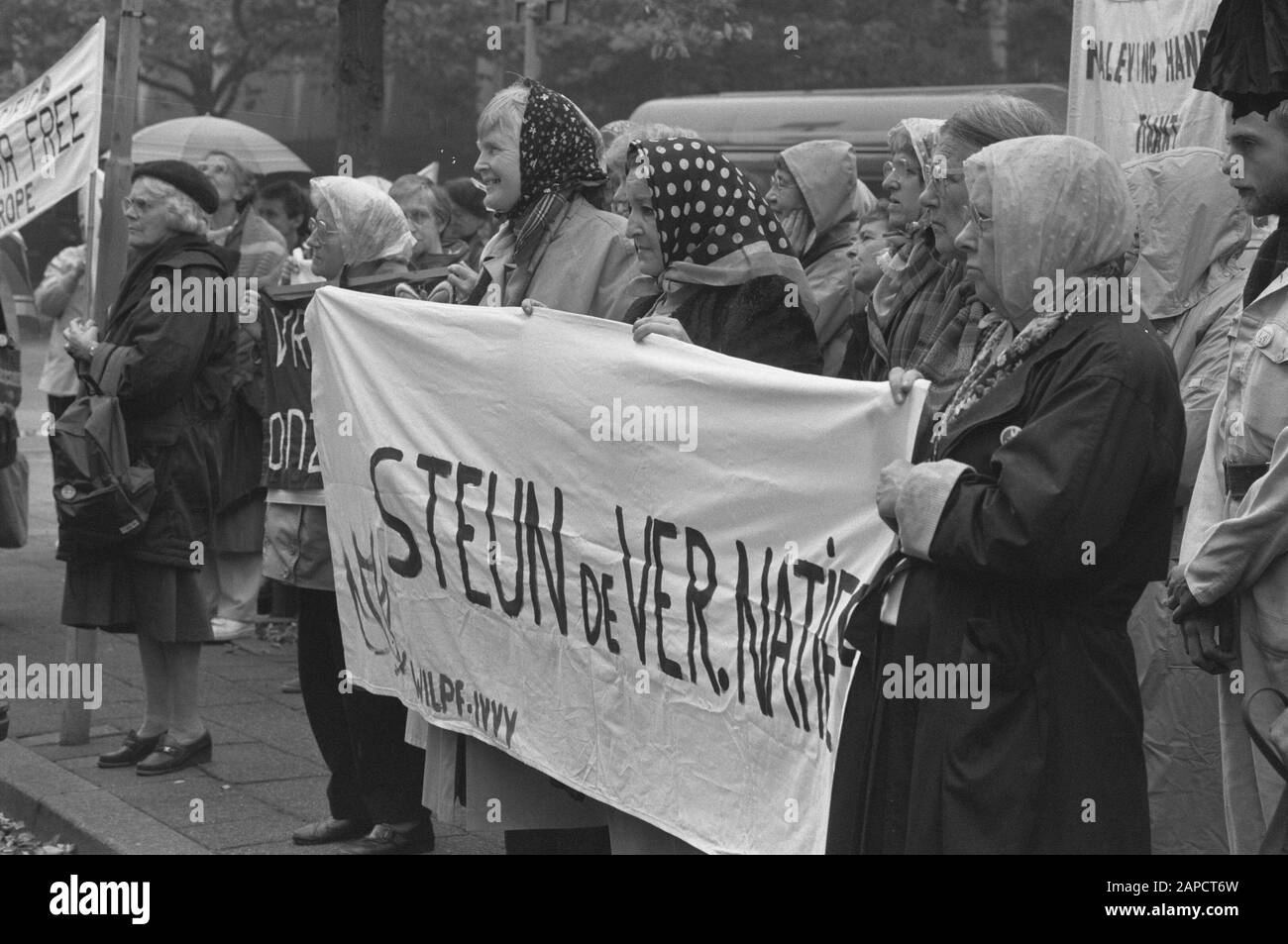 Aktion Frauen an den Botschaften in den Haag gegen Atomtest zur Unterstützung bis UN-Datum: 24. Oktober 1988 Standort: Den Haag, Zuid-Holland Schlüsselwörter: EMBASSADES, Aktionen, Atomtests, Frauen Stockfoto