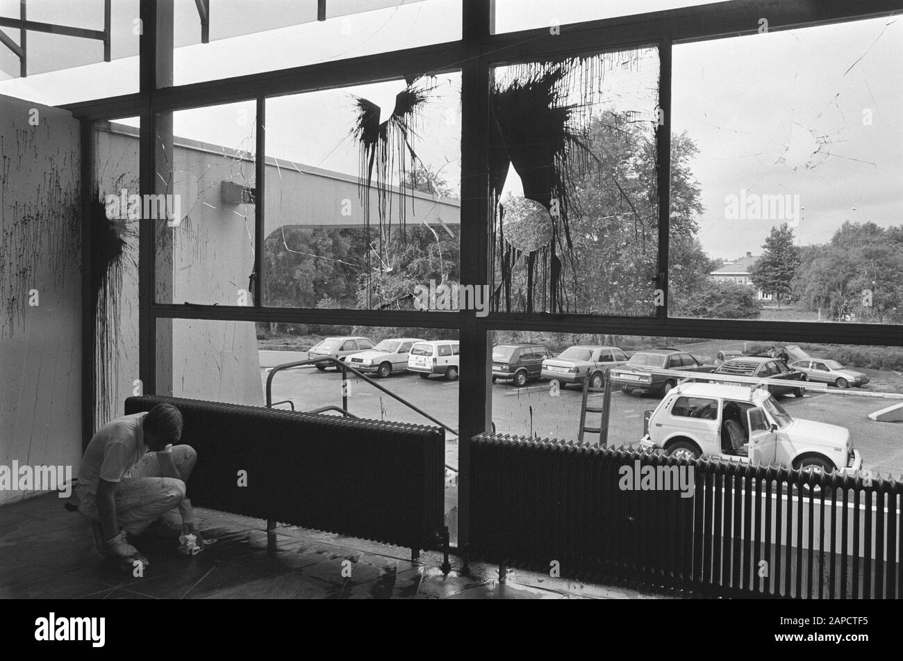 Aktionsgruppe fügt Unternehmen aus Protest gegen die Interessen Südafrikas Schaden zu; Fenster, die bei Van leer in Amstelveen geworfen wurden Datum: 4. september 1985 Standort: Amstelveen, Noord-Holland Schlüsselwörter: RAPHEN, Proteste, Schadensersatz Personenname: Van leer Stockfoto