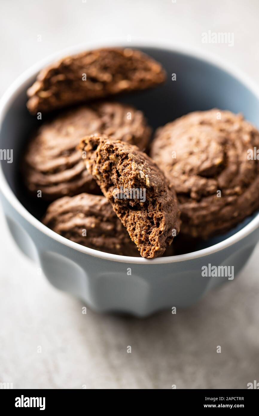 Kakaoplätzchen aus Müsli in der Schüssel. Stockfoto
