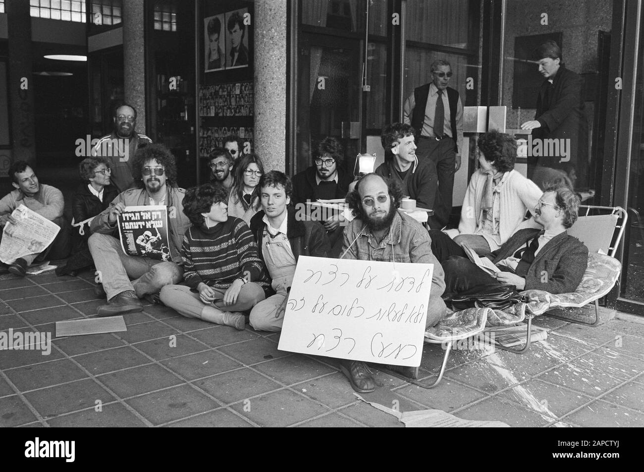 todeswache der israelischen Botschaft in den Haag nach Massakern in Beirut Beschreibung: Actionisten nennen ihre Aktion Yom Kippoerwacht Datum: 27. September 1982 Ort: Den Haag, South Holland Schlüsselwörter: Aktivisten, Todeserwachen, Protestschilder Stockfoto