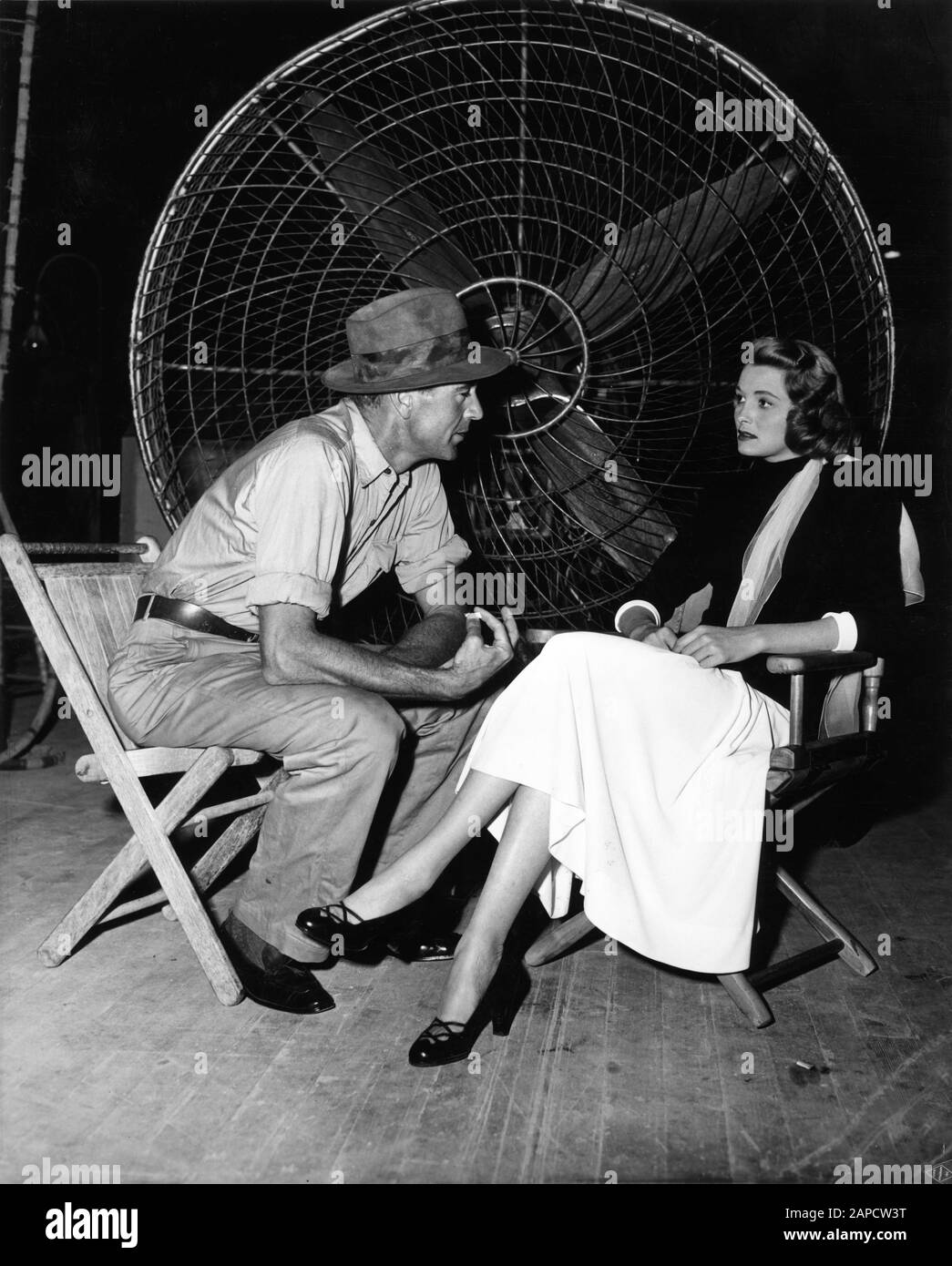 Gary COOPER und PATRICIA NEAL auf Set Candid während der Dreharbeiten zu  THE FOUNTAINHEAD 1949 Regisseur KING VIDOR Roman und Drehbuch AYN RAND  Warner Bros Stockfotografie - Alamy