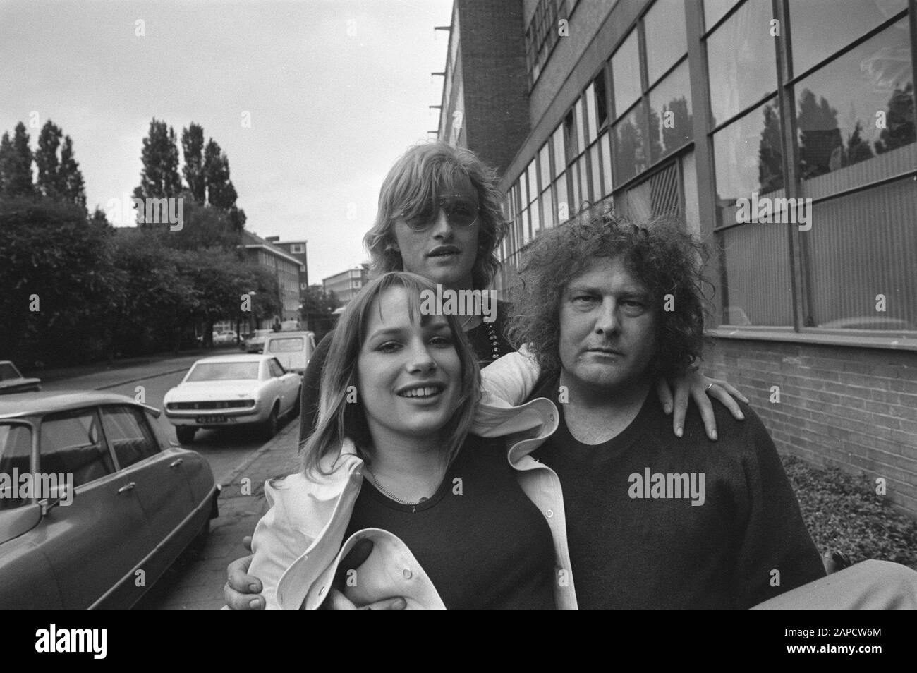 Dreharbeiten zu türkischen Früchten (nach dem Roman von Jan Wolkers aus dem Jahr 1969) von Paul Verhoeven Beschreibung: Schauspielerin Monique van de Ven mit Schriftsteller Jan Wolkers, dahinter Schauspieler Rutger Hauer Datum: 7. Juni 1972 Schlagwörter: Schauspieler, Film, Gruppenporträt Personenname: Hauer, Rutger, Ven, Monique van de, Wolkers, Jan Stockfoto