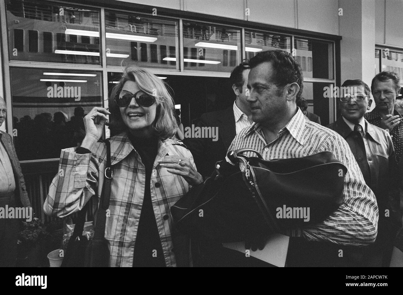 Schauspielerin Rita Hayworth fährt mit dem griechischen Kreuzfahrtschiff Daphne ab Amsterdam Datum: 12. Juni 1976 Ort: Amsterdam, Noord-Holland Schlüsselwörter: Schauspielerinnen Stockfoto