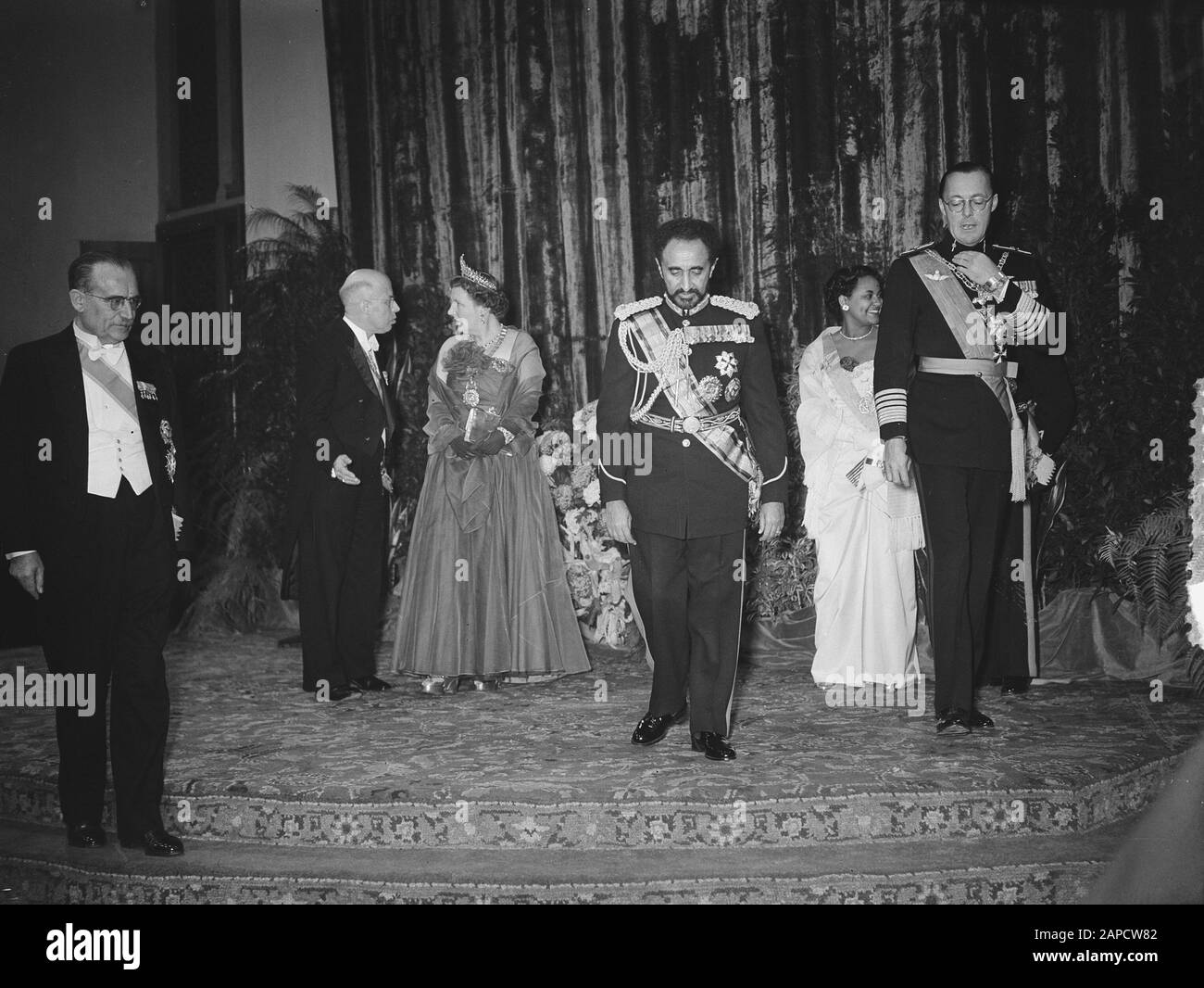 Beschreibung: Besuchen Sie Kaiser Selassie, zweiter Tag, Empfang im Rittersaal Datum: 4. November 1954 Ort: Den Haag, Süd-Holland Schlüsselwörter: Belege, Besuche persönlicher Name: Haile Selassie, Kaiser von Äthiopien Institutionenname: Ridderzaal Stockfoto