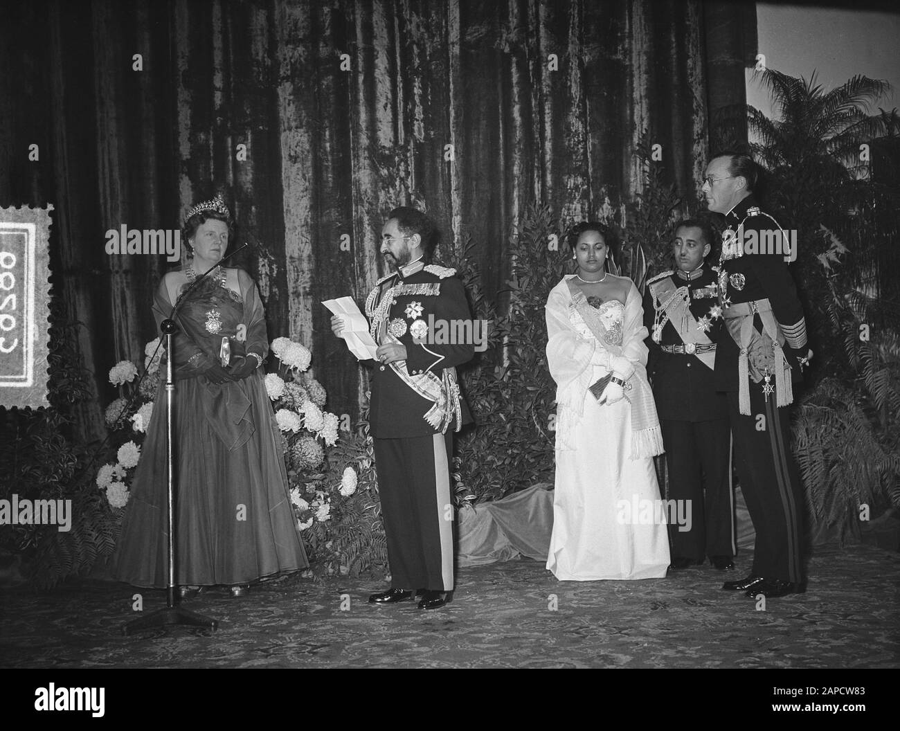 Beschreibung: Besuchen Sie Kaiser Selassie, zweiter Tag, Empfang im Rittersaal Datum: 4. November 1954 Ort: Den Haag, Süd-Holland Schlüsselwörter: Belege, Besuche persönlicher Name: Haile Selassie, Kaiser von Äthiopien Institutionenname: Ridderzaal Stockfoto