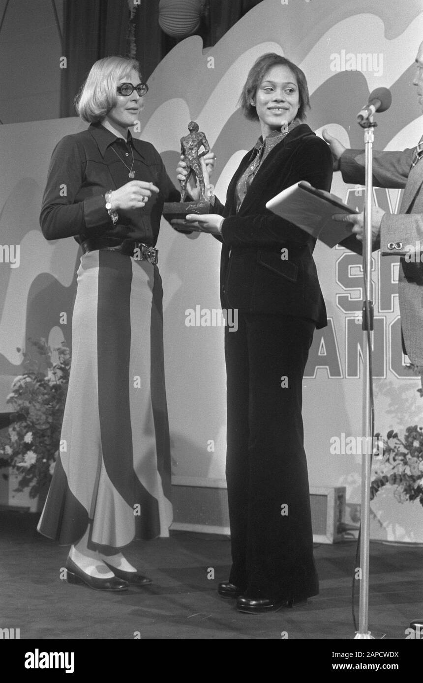 Aviro Sports Awards im Hiltonhotel in Amsterdam Beschreibung: ADA Kok (links) übergibt Enith Brigitha die Statue Jaap Eden Datum: 29. Dezember 1973 Ort: Amsterdam, Noord-Holland Schlüsselwörter: Bilder, Sportpreise, Auszeichnungen, Schwimmer persönlicher Name: Brigitha, Enith, Kok, Ada Institutionname: Hiltonhotel Stockfoto