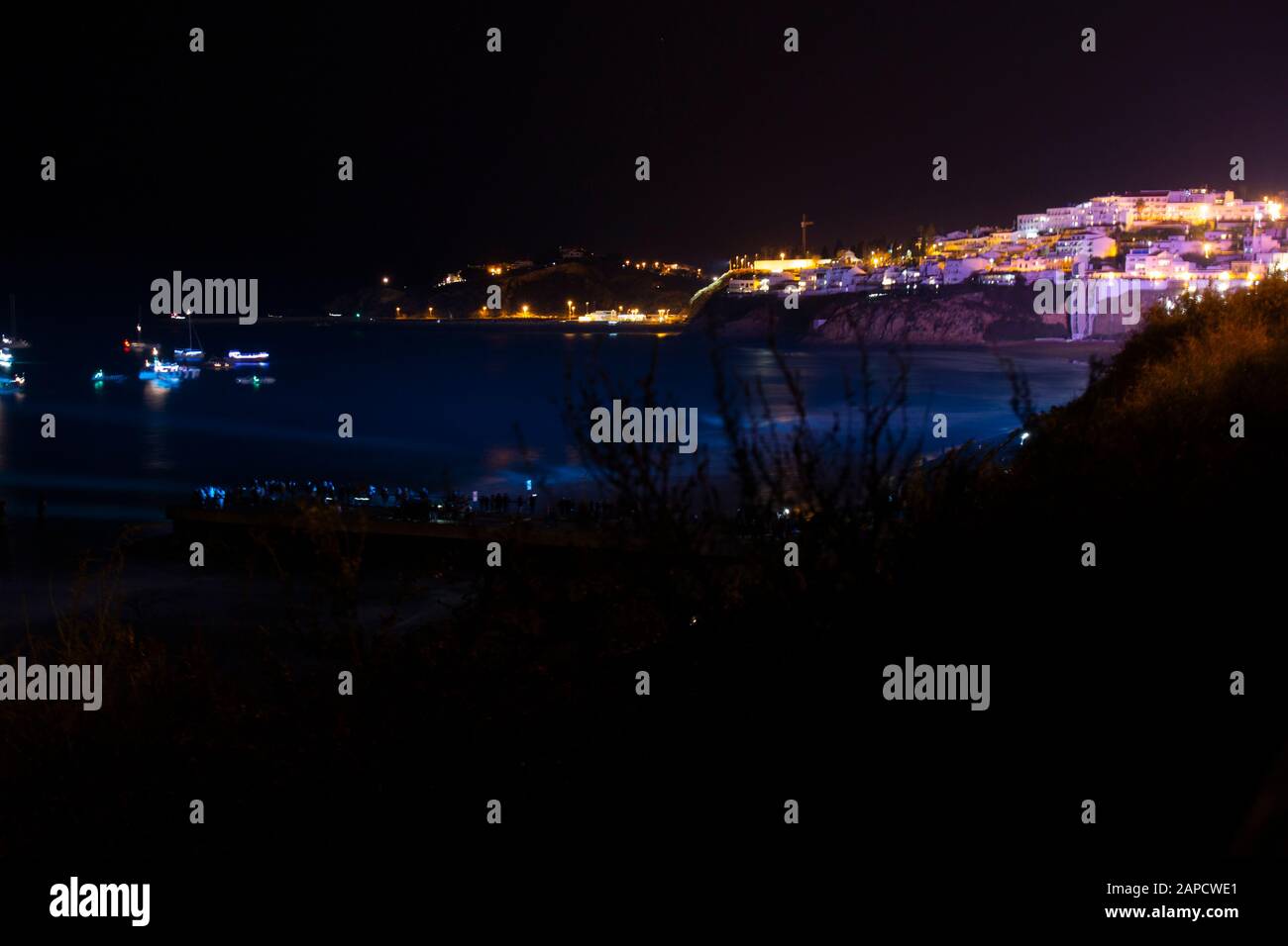 Blick auf die Küstenlinie der Stadt Albufeira in der Nachtlandschaft, Portugal. Stockfoto