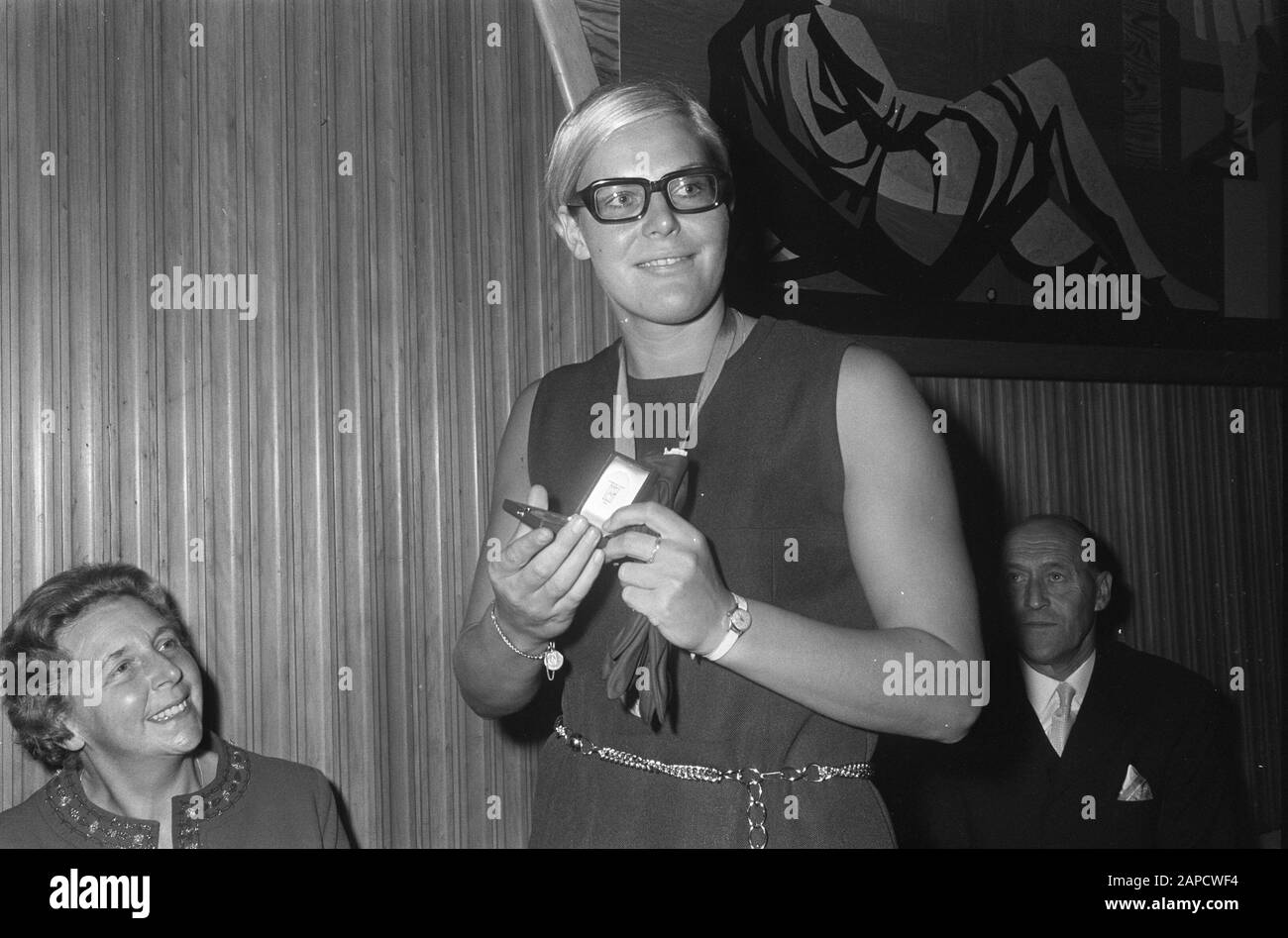 ADA Kok geehrt in Zaandam Ada Kok, Gemeinde Zaandam, hier sieht sie das goldene Beinschild Datum: 31. Oktober 1968 Ort: Noord-Holland, Zaandam, Zaanstad Schlüsselwörter: Tributions persönlicher Name: Kok, Ada Stockfoto