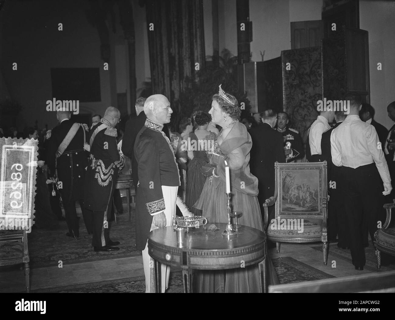 Beschreibung: Besuchen Sie Kaiser Selassie, zweiter Tag, Empfang im Rittersaal Datum: 4. November 1954 Ort: Den Haag, Süd-Holland Schlüsselwörter: Belege, Besuche persönlicher Name: Haile Selassie, Kaiser von Äthiopien Institutionenname: Ridderzaal Stockfoto