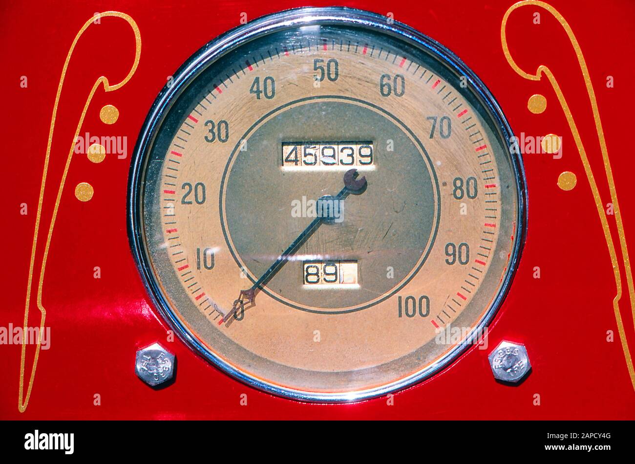 Nahaufnahme eines Kilometerzählers und Tachometers, der auf einem alten Feuerwehrwagen montiert ist Stockfoto