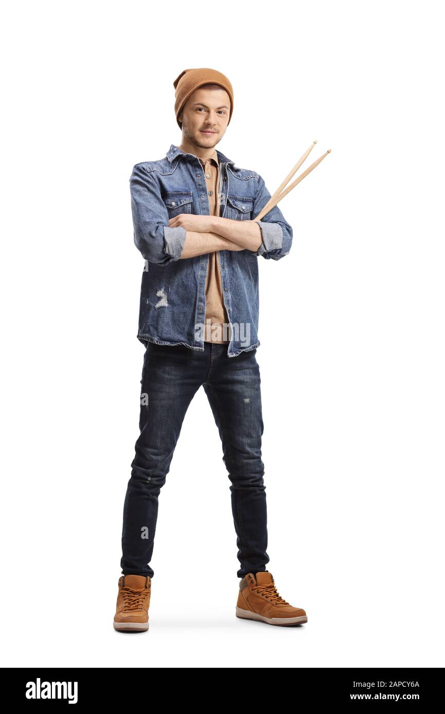 Das lange Porträt eines jungen männlichen Musikers, der auf weißem Hintergrund isolierte Drumsticks hält Stockfoto