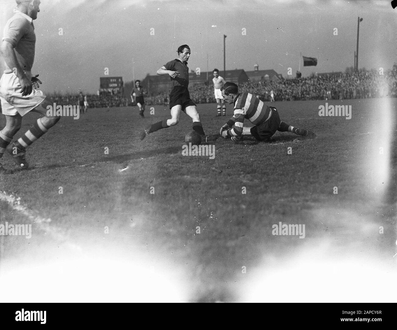 BVV gegen Juliana. Torhüter Juliana in Aktion Datum: 26. Februar 1948 Schlagwörter: Aktionen, Sport, Fußball Persönlicher Name: Juliana, Königin Stockfoto