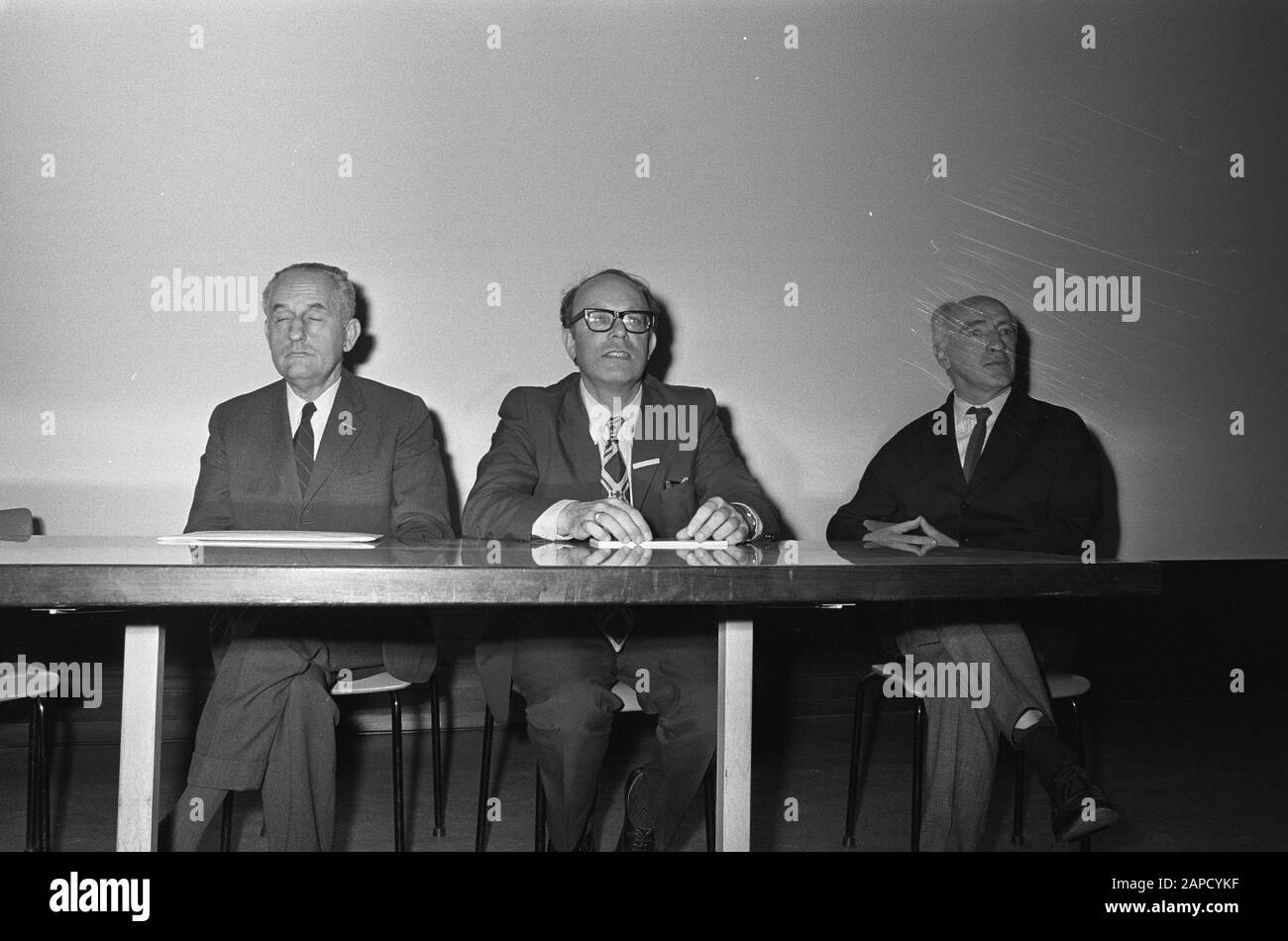Das niederländische Geschichtsministerium wird am 21. Oktober im Rijksmuseum Amsterdam, v.l.n.r, eröffnet Van Schendel, D. H. Couvee (Direktor afd. Datum: 19.Oktober 1971 Ort: Amsterdam, Noord-Holland Personenname: D. Elffers, D. H. Couvee Stockfoto