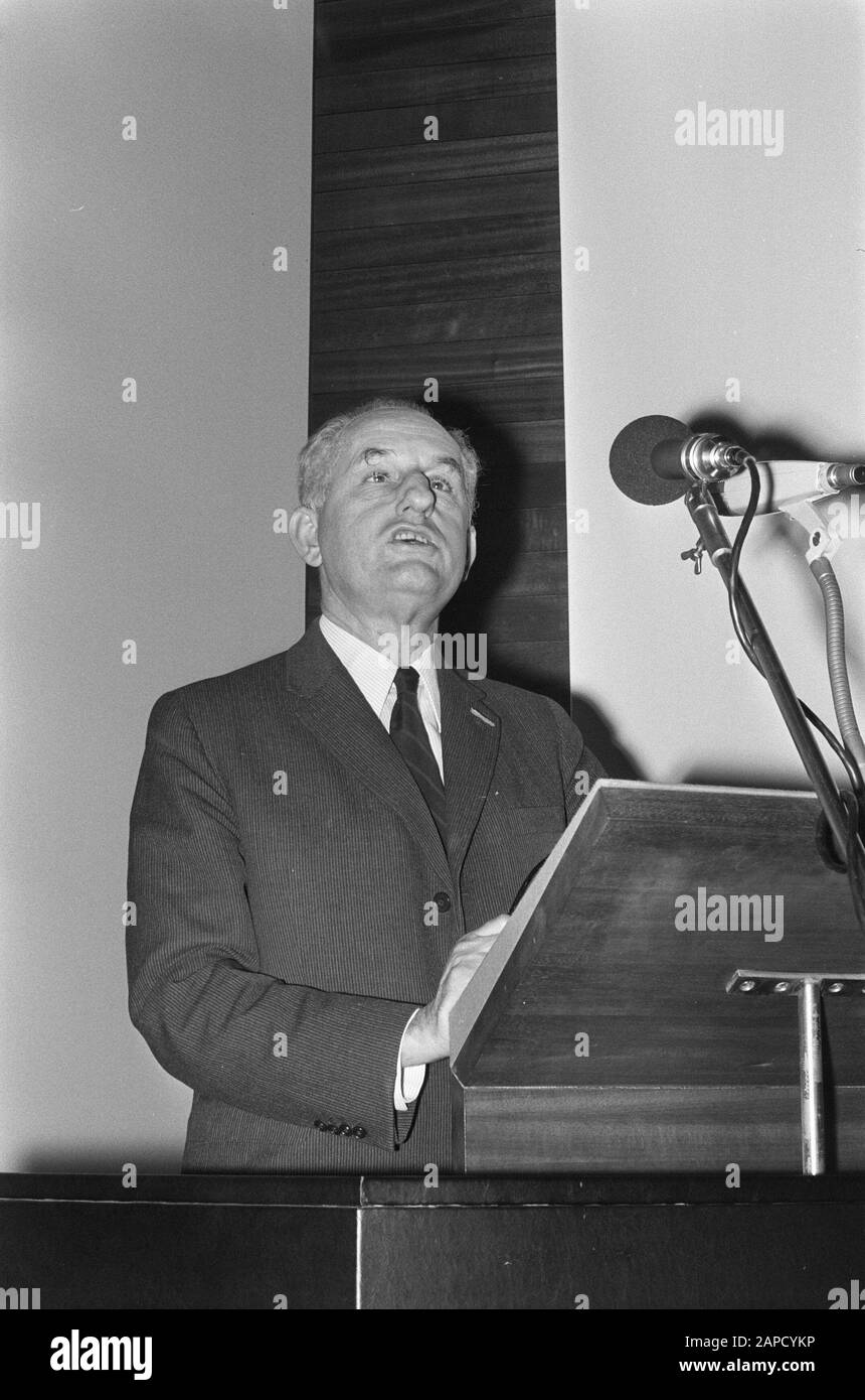 Das niederländische Geschichtsdepartement wird am 21. Oktober im Rijksmuseum Amsterdam, NR. 13, 14 A. van Schendel (Regisseur) zum Boden, Nr. 15, 16 Datum: 19. Oktober 1971 Ort: Amsterdam, Noord-Holland Personenname: A. Van Schendel Institutionenname: Rijksmuseum Stockfoto