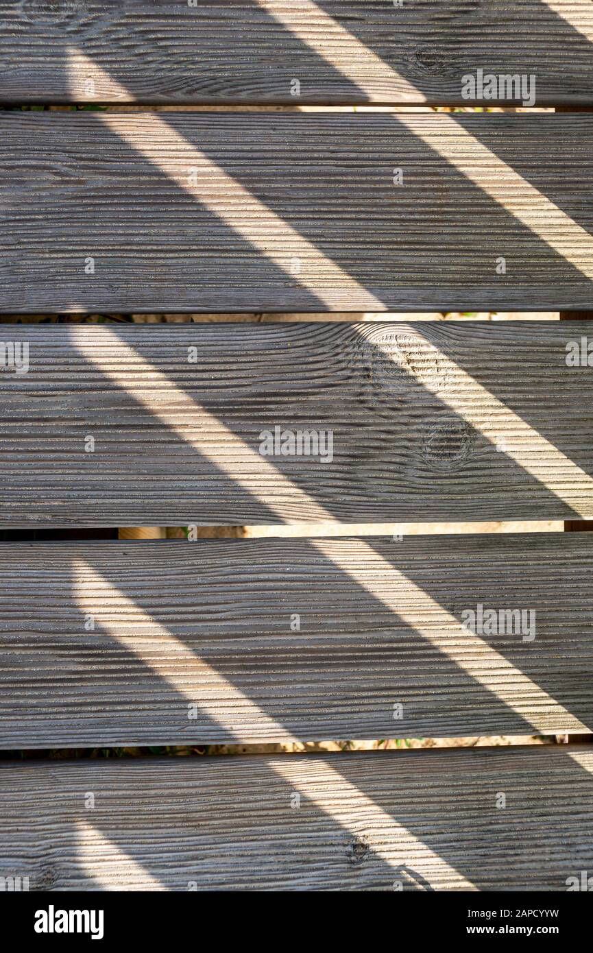 Alte Holzdecke mit Sonneneinstrahlung, Hintergrund Stockfoto