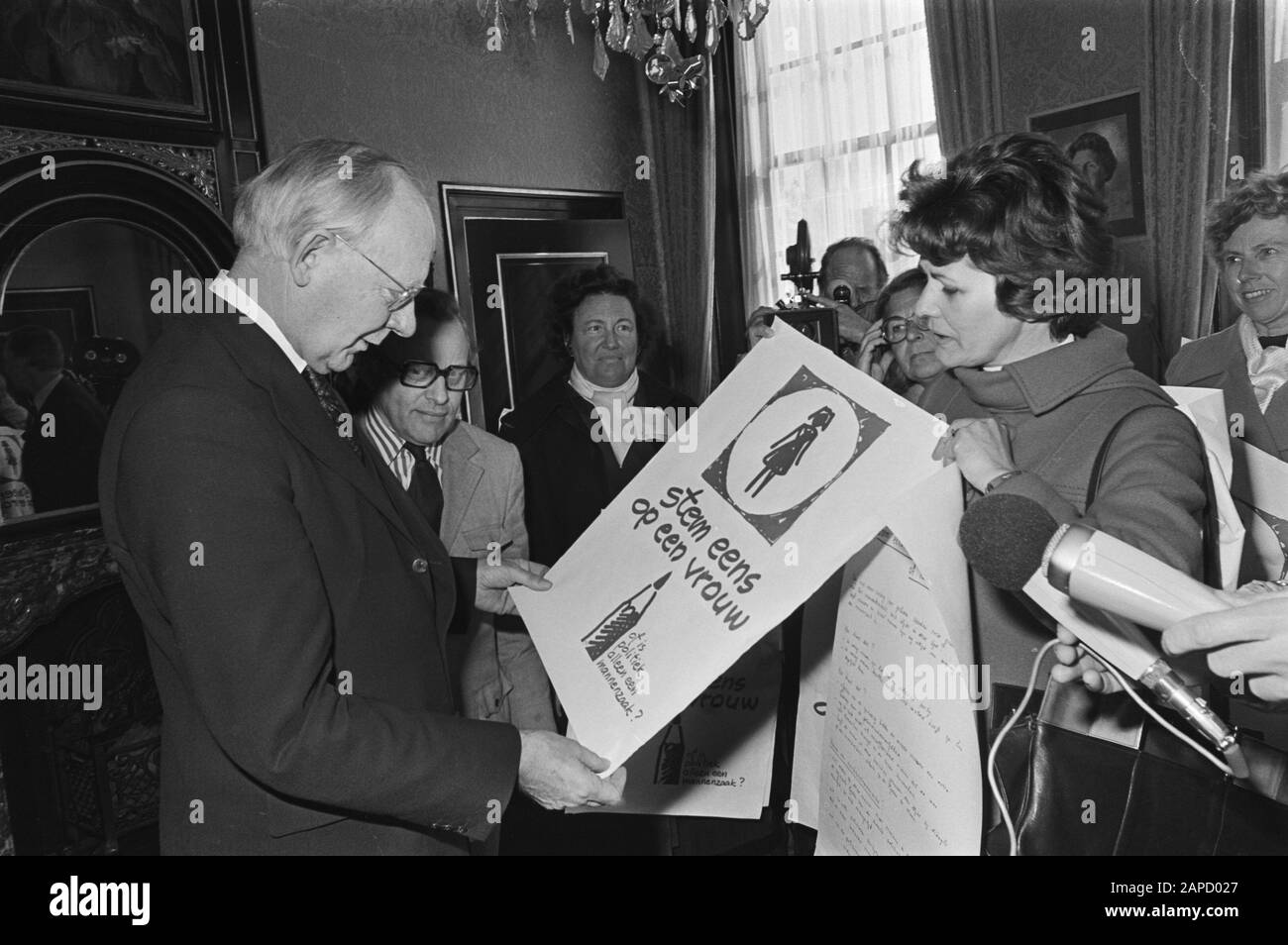 Präsentation eines Posters "Stimme für eine Frau von Vertretern der niederländischen Vereinigung für Fraueninteressen an Anne Vondeling, Vorsitzende des Hauses Beschreibung: Poster, Frauen, Frauenbewegung, Petitionen, Interessenverbände, Flugschriften Datum: 31. März 1977 Ort: Den Haag, Zuid-Holland Stichwörter: Plakate, Interessenverbände, Broschüren, Petitionen, Frauen, Frauenbewegung persönlicher Name: Vondeling, Anne Stockfoto