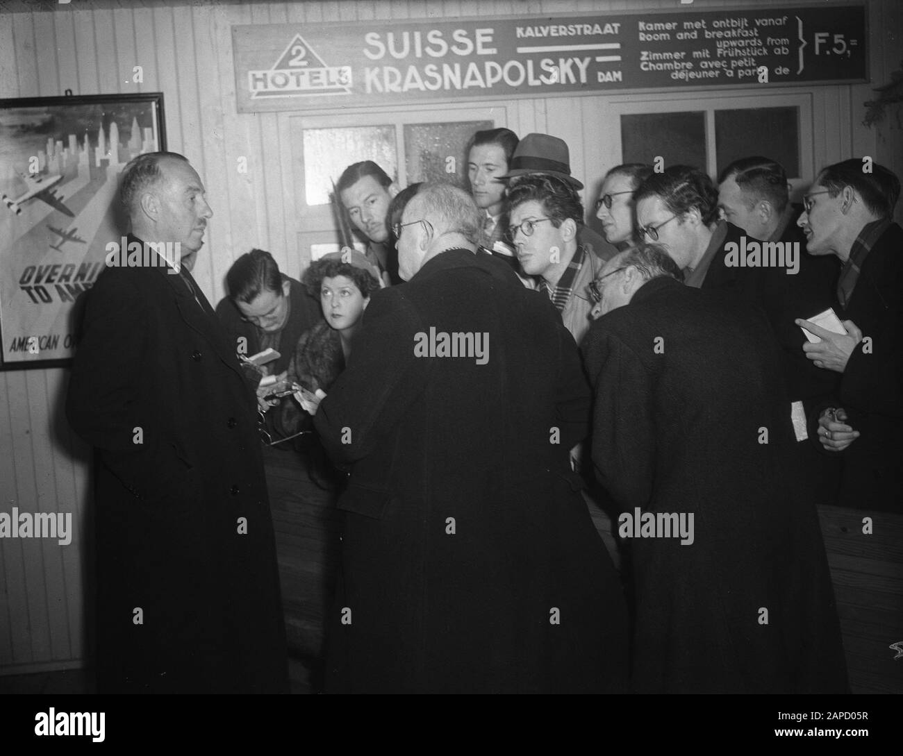 Ankunft Paul van Zeeland in Schiphol umgeben von Journalisten Anmerkung: Der Belgier Paul van Zeeland war der von den Niederlanden gewählte Vertreter in der Kommission Der Guten Dienste Datum: 19. Januar 1948 Ort: Noord-Holland, Schiphol Schlüsselwörter: Ankunft, Journaistis persönlicher Name: Zeeland, Paul van Stockfoto