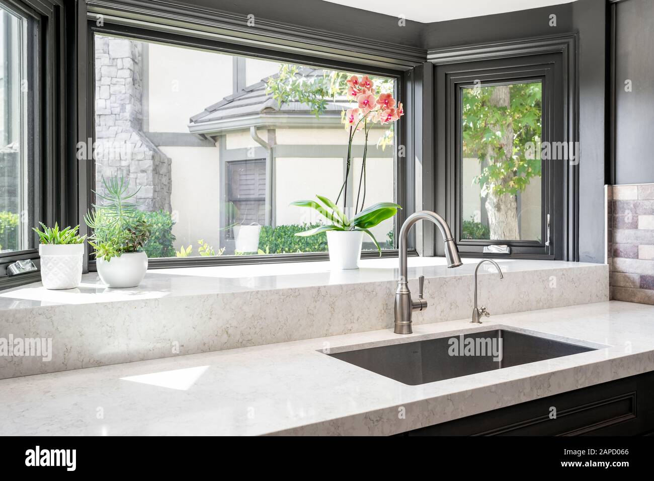 Küchentisch und Waschbecken mit großem Fenster Stockfoto