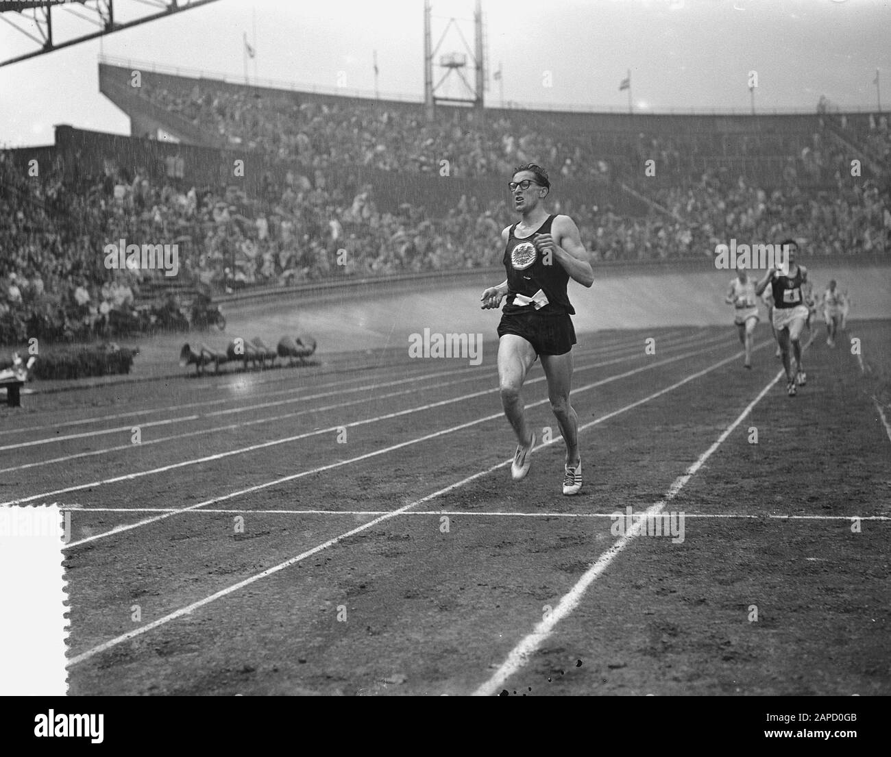 Ankunft Königliches Paar und Prinzessinnen, Leichtathletik beendet 100 m Männer Datum: 19. Juni 1955 Schlagwörter: ATLETICS Stockfoto