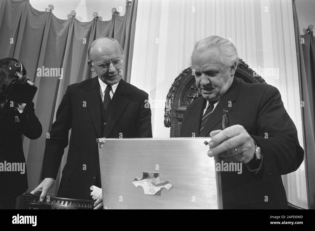Afscheid mr. Van Thiel als Vorsitzender des Hauses Vondeling (links) und Van Thiel Datum: 6. Dezember 1972 Ort: Den Haag, Zuid-Holland Stichwörter: AFFELD, Vorsitzende Personenname: Thiel, Frans-Jozef van, Vondeling, Anne Stockfoto