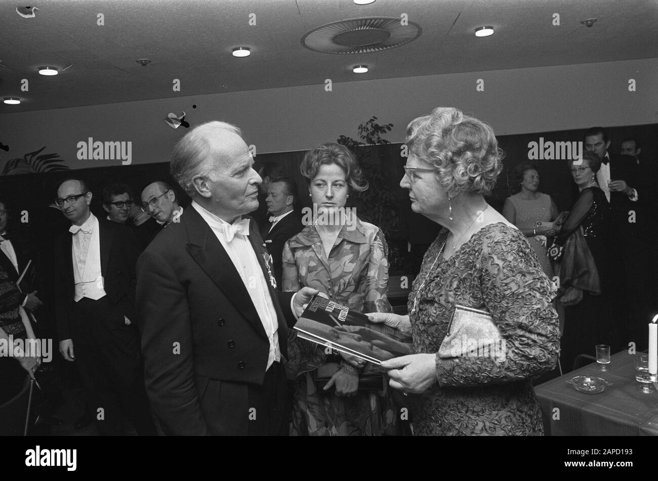 Abschied Willem van Otterloo als ständiger Dirigent von Residente Orkest, William van Otterloo und Königin Juliana mit LP-Datum: 9. Januar 1973 Schlüsselwörter: Abschied, Dirigenten, Königinnen, lange Spielplatten persönlicher Name: Juliana (Königin Niederlande), Otterloo, Willem van Stockfoto