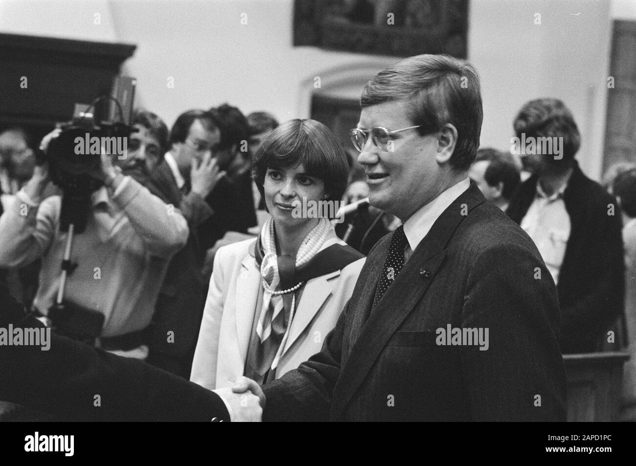 Abschiedsempfang in der Ritterhalle Wiegel (VVD). Wiegel und Frau und Kinder während des Abschiedsempfangs Datum: 27. April 1982 Schlüsselwörter: Abschiedsempfänge Institutionenname: Ridderzaal Stockfoto