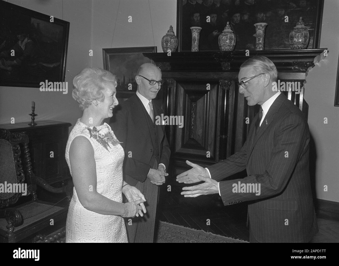 Abschiedsempfang mr. J.C. v.d. Berg (Gemeindesekretär von Amsterdam) Töchter kommen offizielle Grüße Datum: 9. Januar 1969 Ort: Amsterdam, Noord-Holland Schlüsselwörter: Abschiedsempfänge, Sekretärinnen Stockfoto