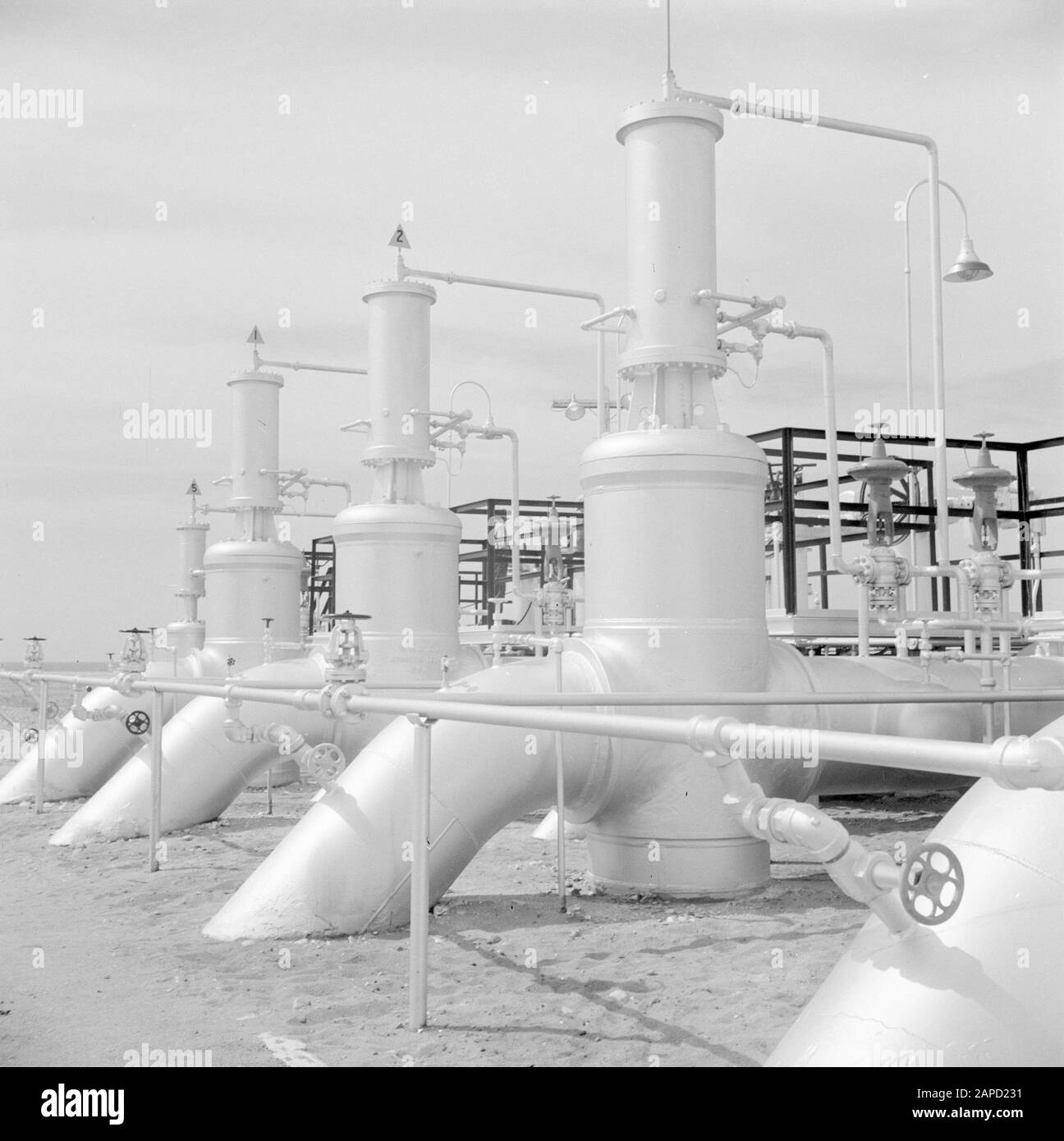 Naher Osten 1950-1955: Libanon Beschreibung: Ventile und Rohre im Tap-Line-Ölterminal in der Nähe von Saida Datum: 1950 Standort: Libanon Schlüsselwörter: Installationen, Terminals Stockfoto