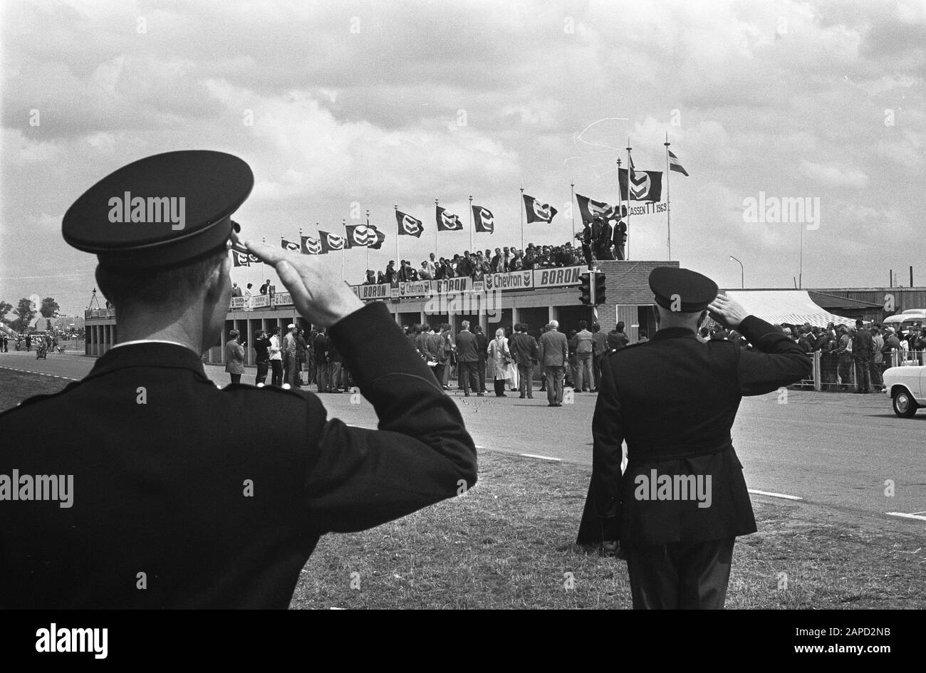 TT Assen 1969 Beschreibung: Agenten begrüssen, während sie die Nationalhymne bei der Zeremonie spielen Protocollaire von Renzo Pasolini (Sieger 250cc) Anmerkung: Marginals Negativstreifen: 31: Cees Van Dongen Datum: 28. Juni 1969 Ort: Assen, Drenthe Schlüsselwörter: Agenten, Zeremonien, Motorsport, Rennstrecken Stockfoto
