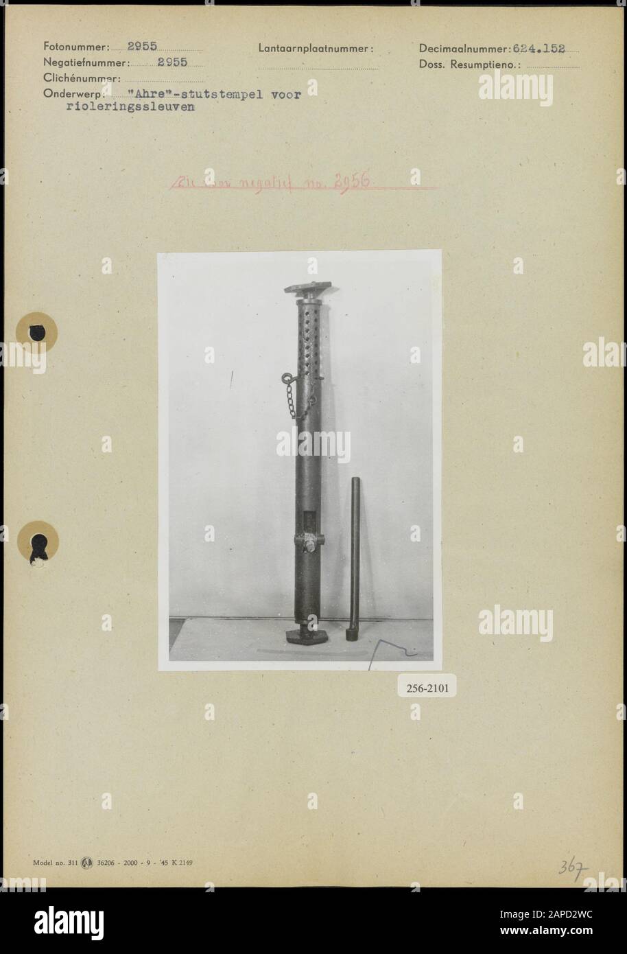 Kanalisationsstreben Beschreibung: Ahre stutstempel für Kanalisationsschlitze Datum: März 1950 Schlüsselwörter: Kanalisationssysteme, Schlitze, Stempel Institutionenname: Ahre Stockfoto
